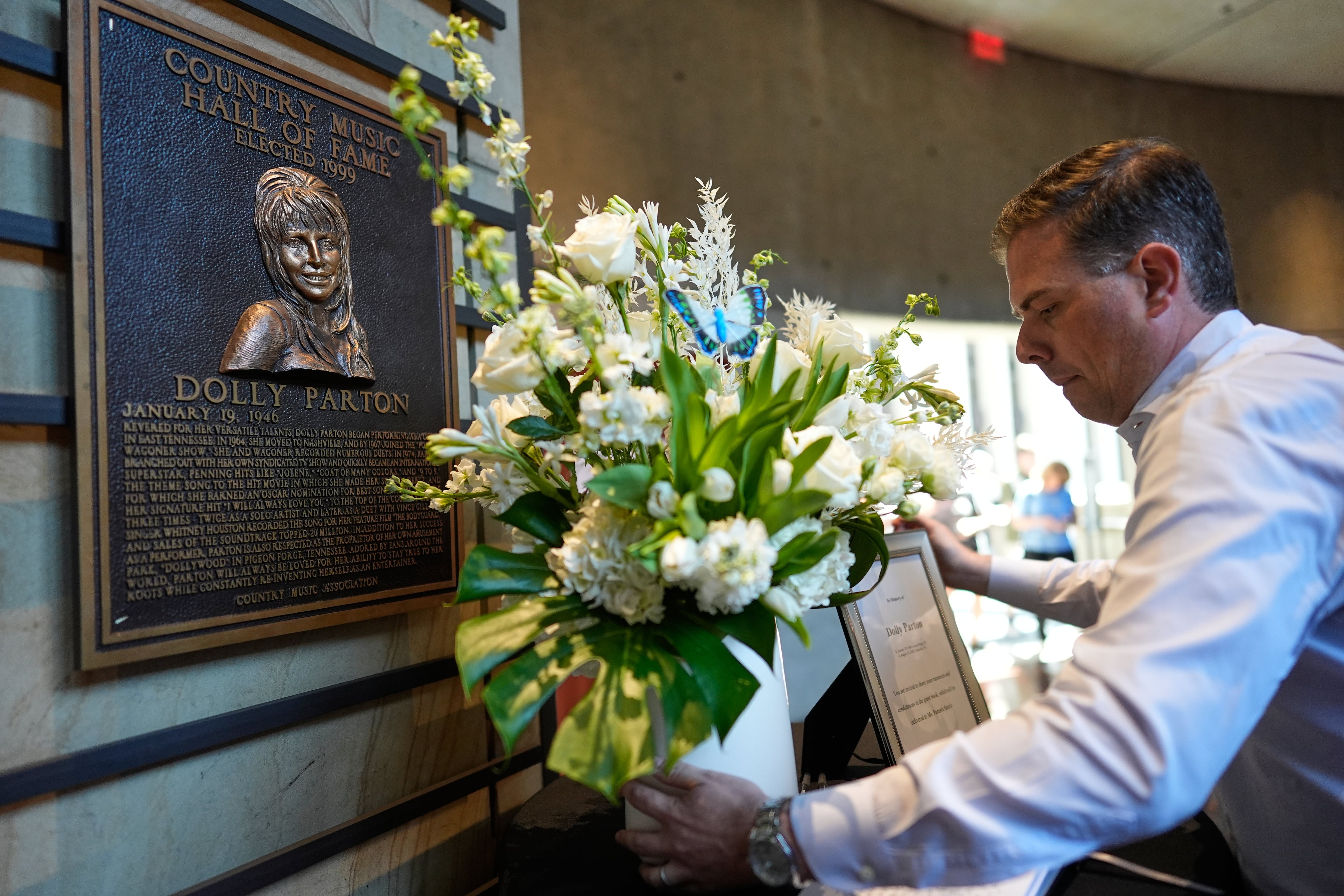 Una ofrenda floral es colocada cerca la placa de Dolly Parton en el Salón de la Fama de la Música Country el martes 25 de agosto de 2026