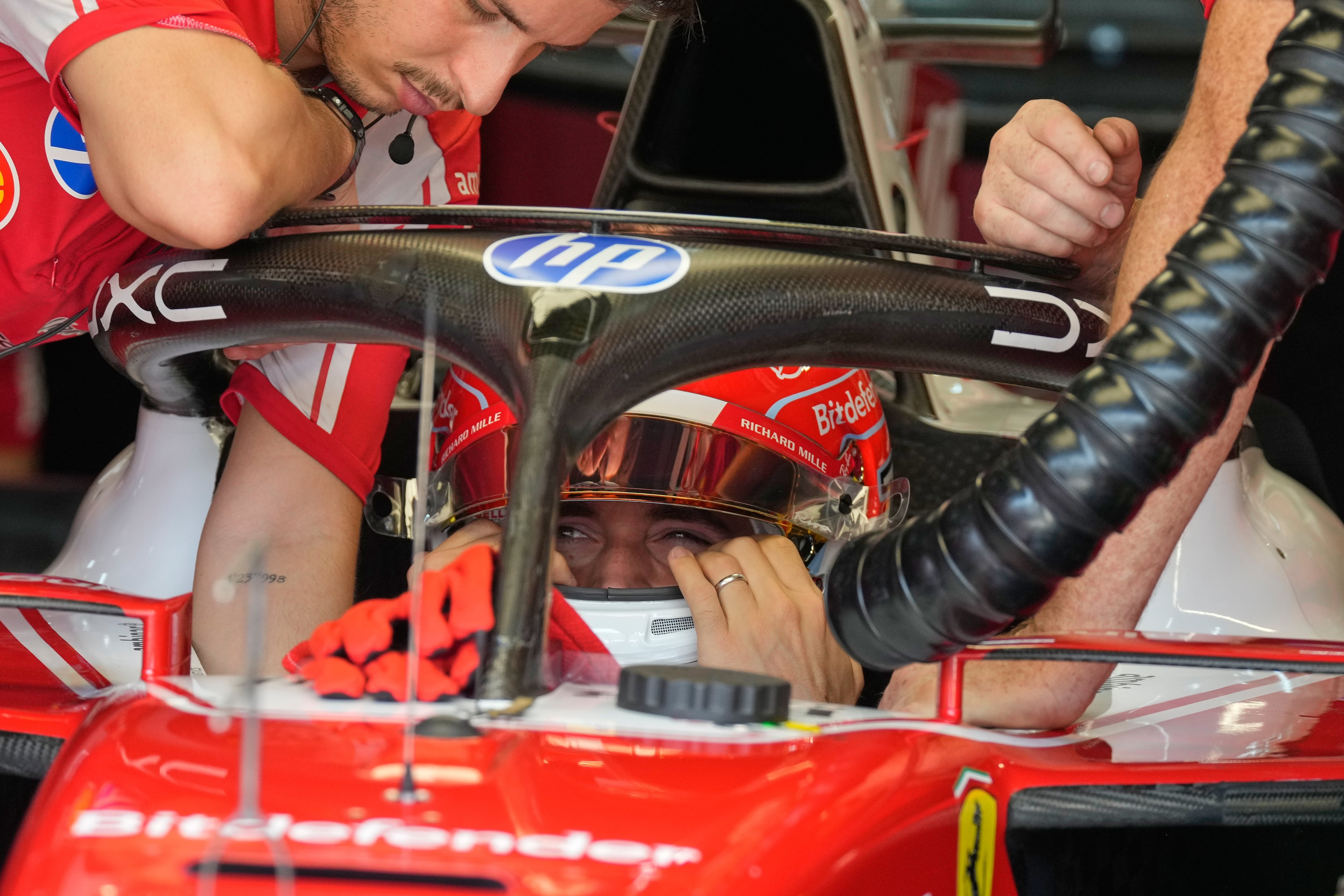 Leclerc junto a su equipo y la puesta a punto en boxes