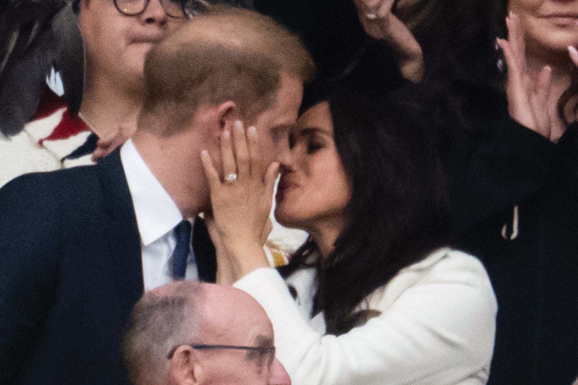 Su momento más romántico, con un beso en medio de la tribuna. Meghan
impactó con un maxiabrigo de baby alpaca con charreteras,
doble abotonadura y lazo, de Sentaler.