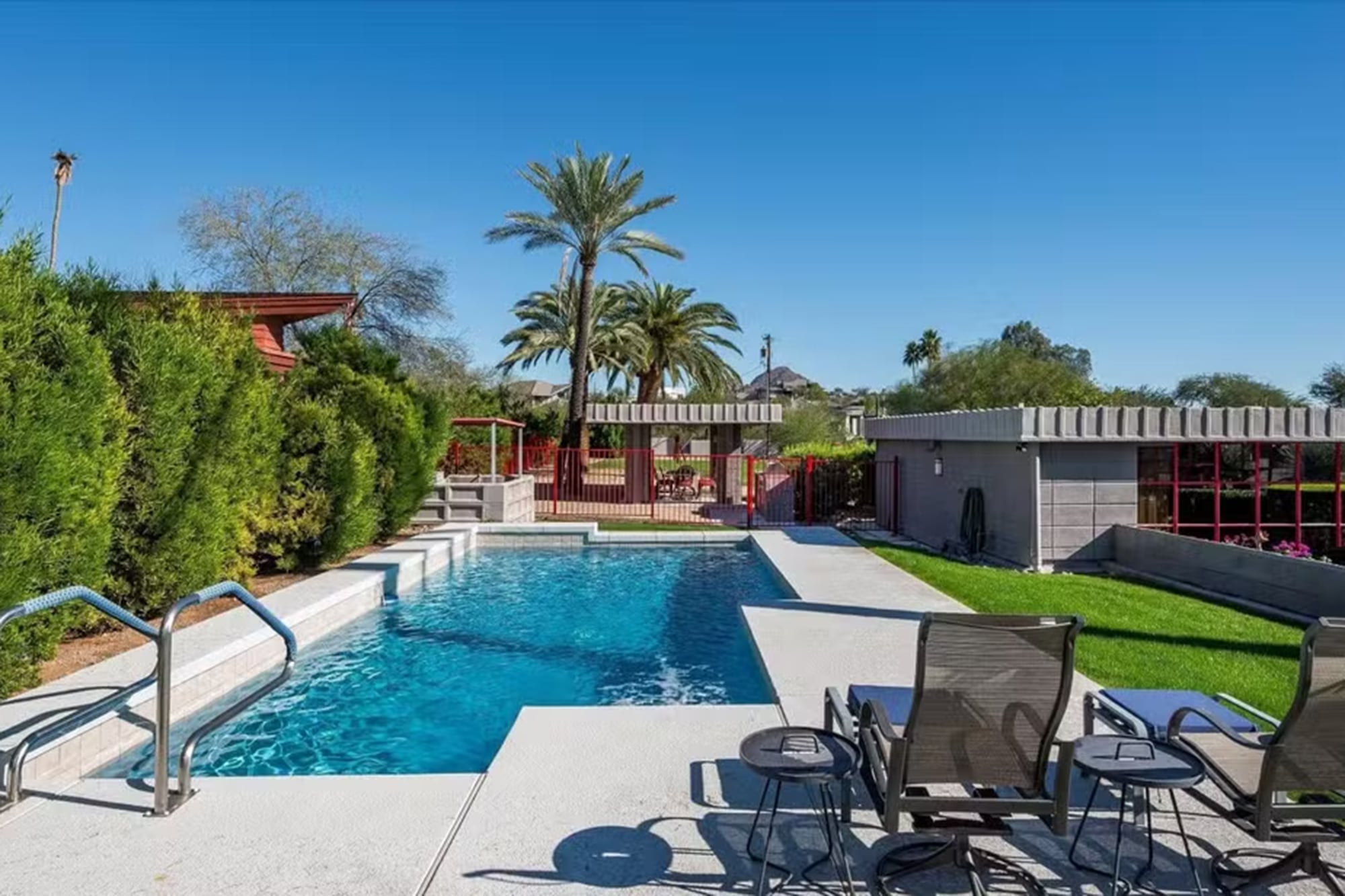 La piscina privada al aire libre es perfecta para disfrutar del clima soleado de Arizona durante todo el año