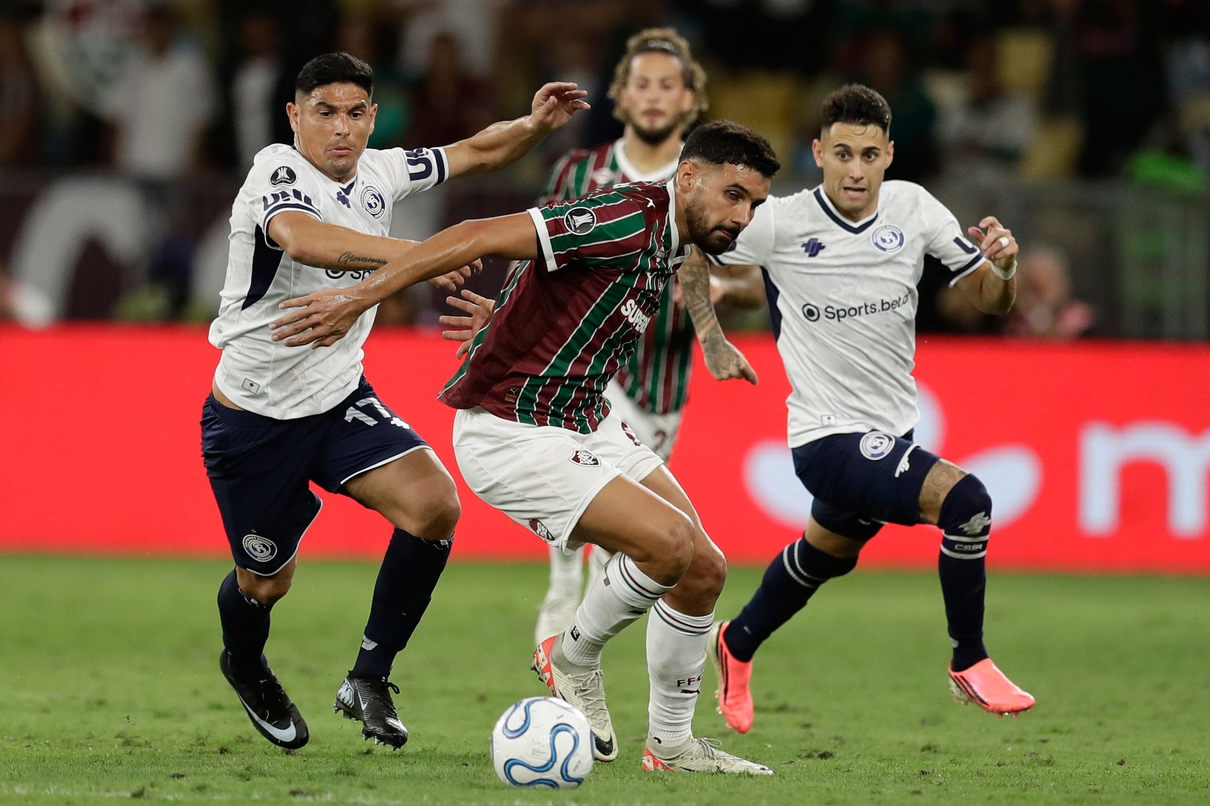 Maximiliano Salas, que fue titular por primera vez en Independiente, persigue a Ignacio