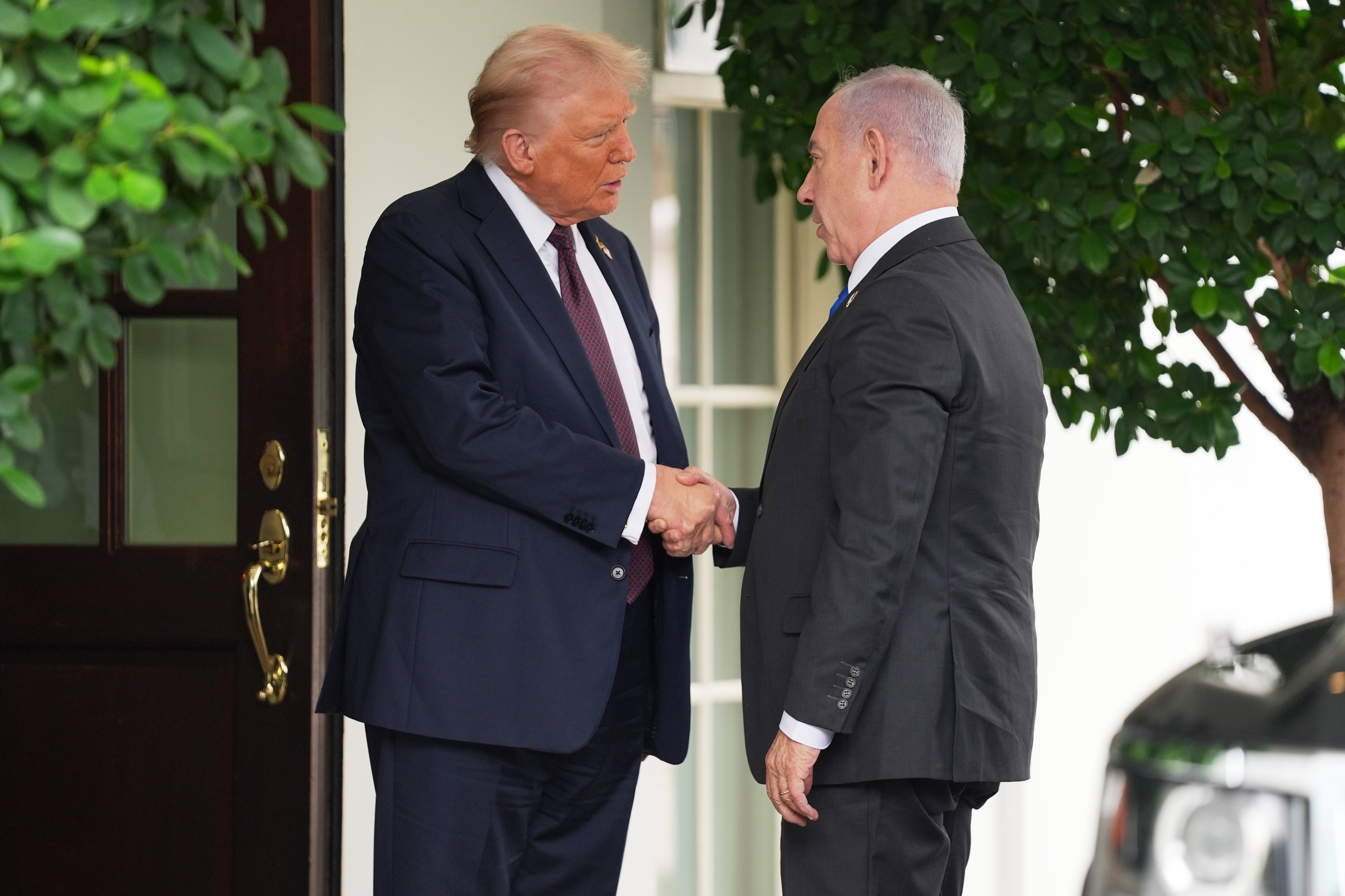 El presidente Donald Trump saluda al primer ministro israelí, Benjamin Netanyahu, en la Casa Blanca, el 29 de septiembre de 2025, en Washington.