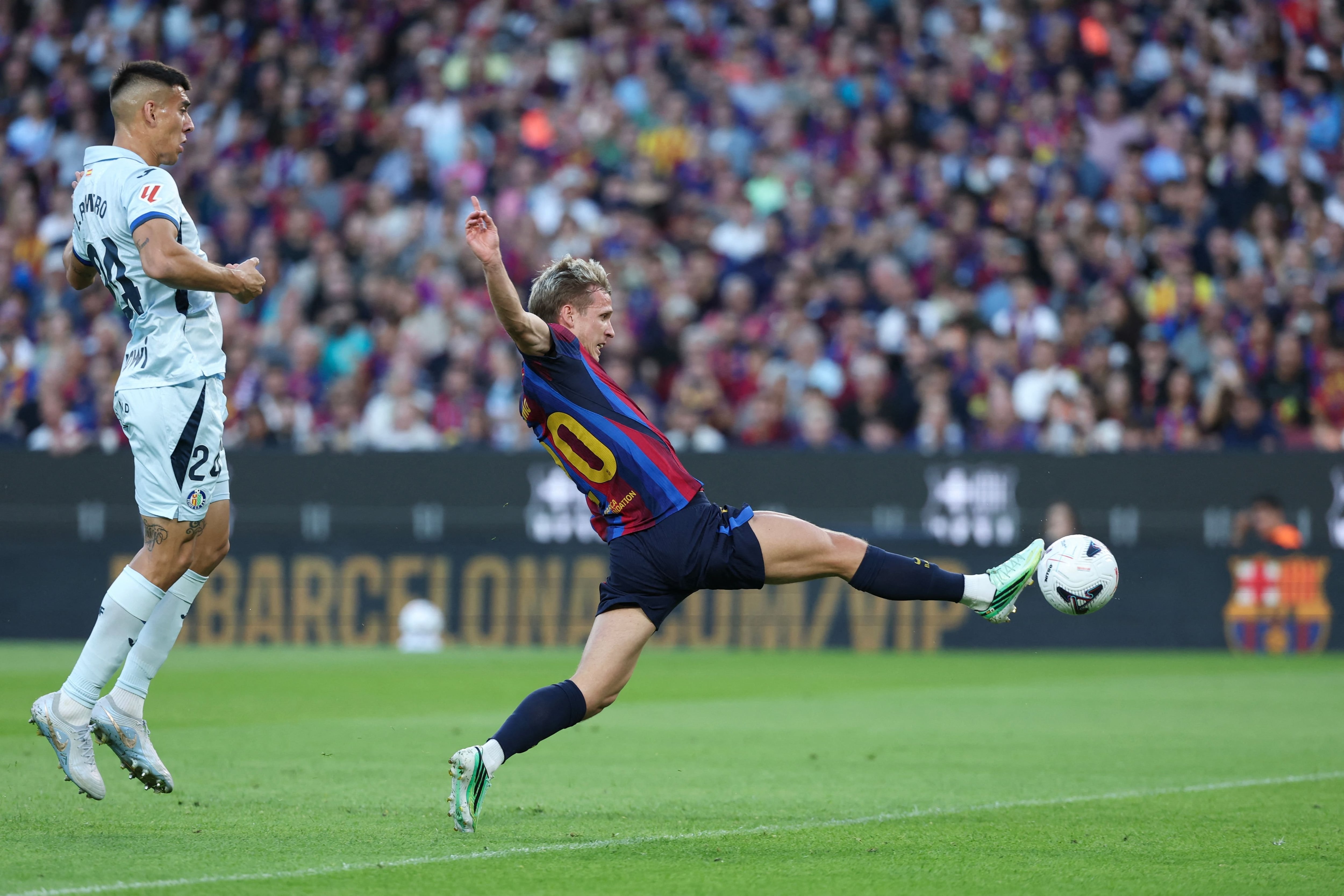 Dani Olmo se esfuerza para llegar a la pelota