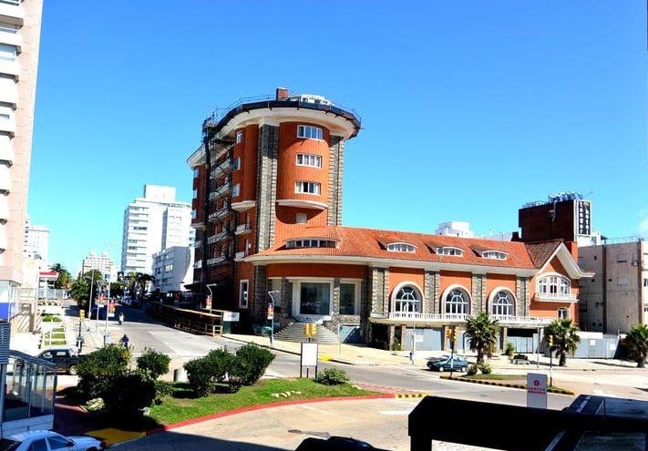 Fue construido a fines de los 40, tuvo un gran casino, una boite, una discoteca y un cine