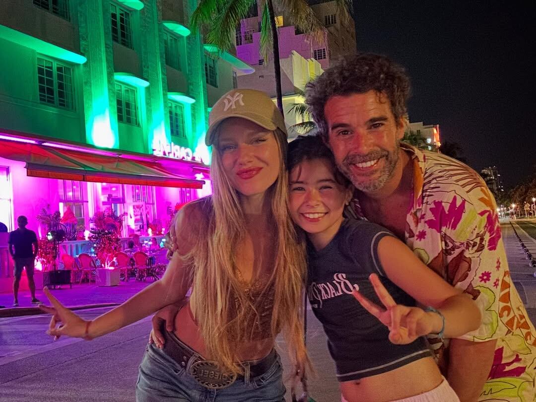 Nicolás Cabré, Rocío Pardo y Rufina en su viaje a México