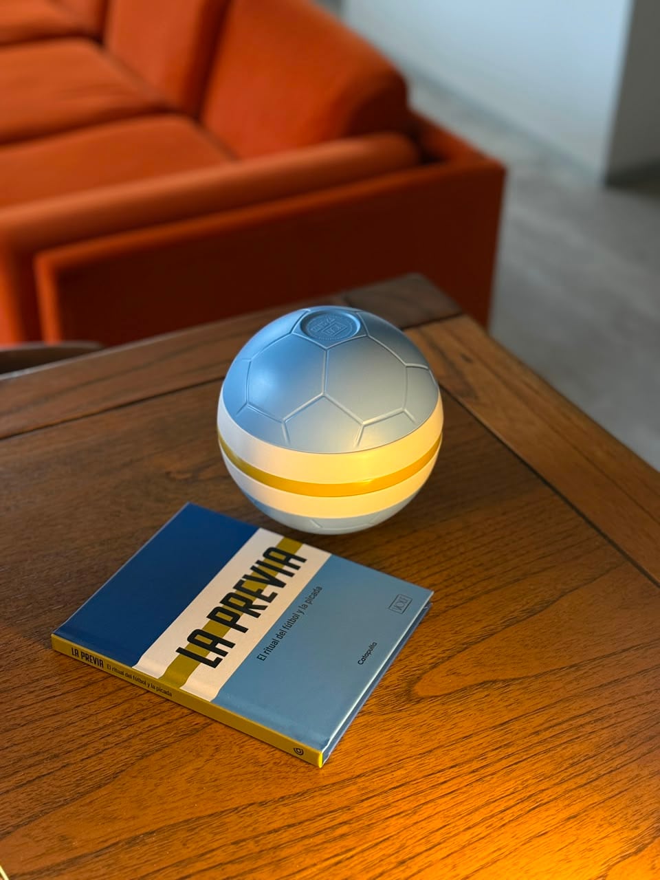 Set de platitos para picada que dan forma a una pelota con los colores de Argentino y libros sobre picadas que dan forma a La Previa, desarrollado por Volf y Ed. Catapulta