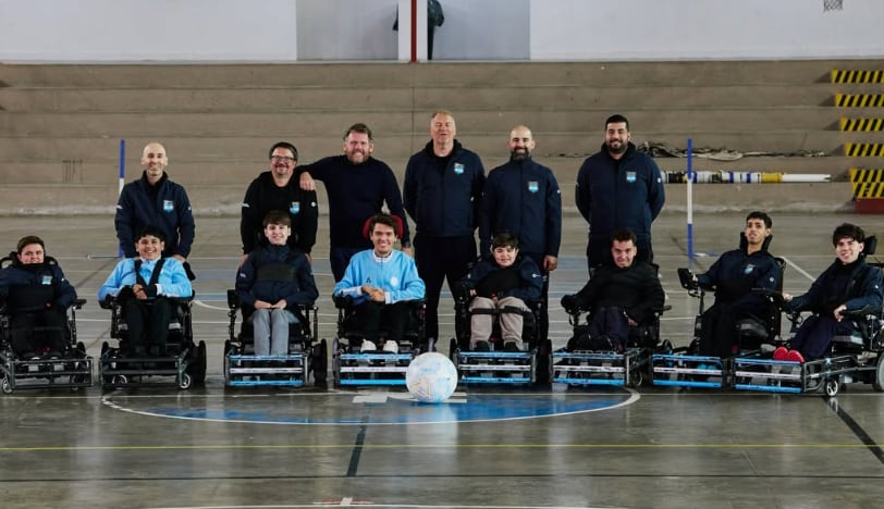 Gordon, en el centro, junto al plantel y cuerpo técnico