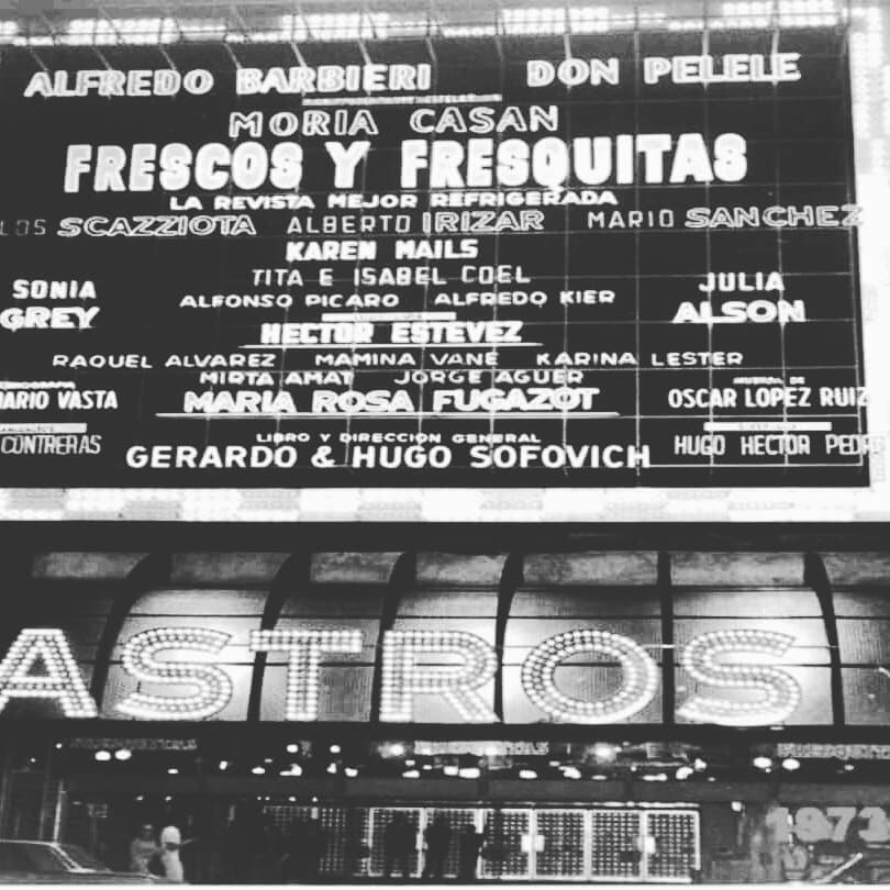 Marquesina de 1973. A poco de iniciar su carrera, Moria Casán encabezó los espectáculos de la revista porteña
