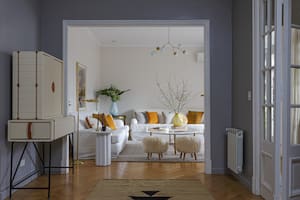 Con más luz y una nueva paleta, actualizaron un departamento clásico que es parte de la historia familiar