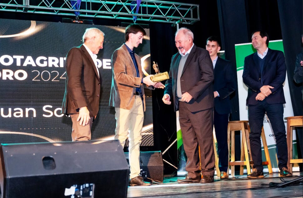 Juan Soave, recibe el premio “Cotagrito de Oro” del año 2024 por su trabajo y trayectoria durante 5 décadas