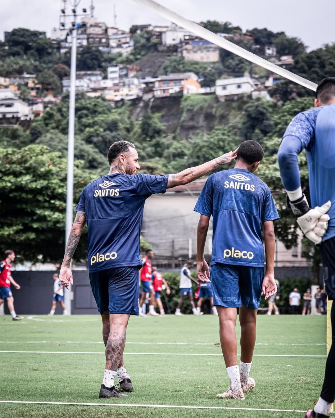 Neymar junto con el hijo de Robinho en un entrenamiento