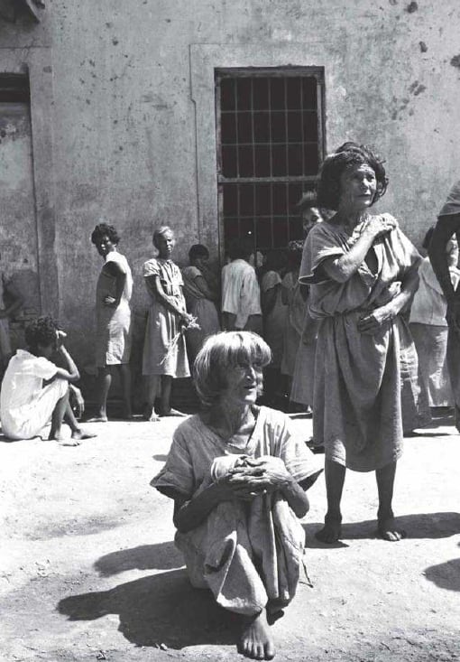 Una historia de exterminio: el Hospital Colônia de Brasil, donde murieron 60.000 personas por frío, hambre y enfermedades 17 Los pacientes vestían túnicas livianas que no los protegía contra el frío, y eran obligados a estar todo el día en el patio (Foto: Luiz Alfredo)