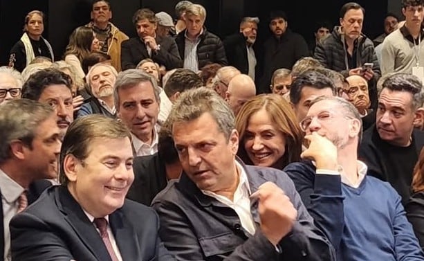 Sergio Massa junto a Gerardo Zamora en un homenaje a José Manuel de la Sota