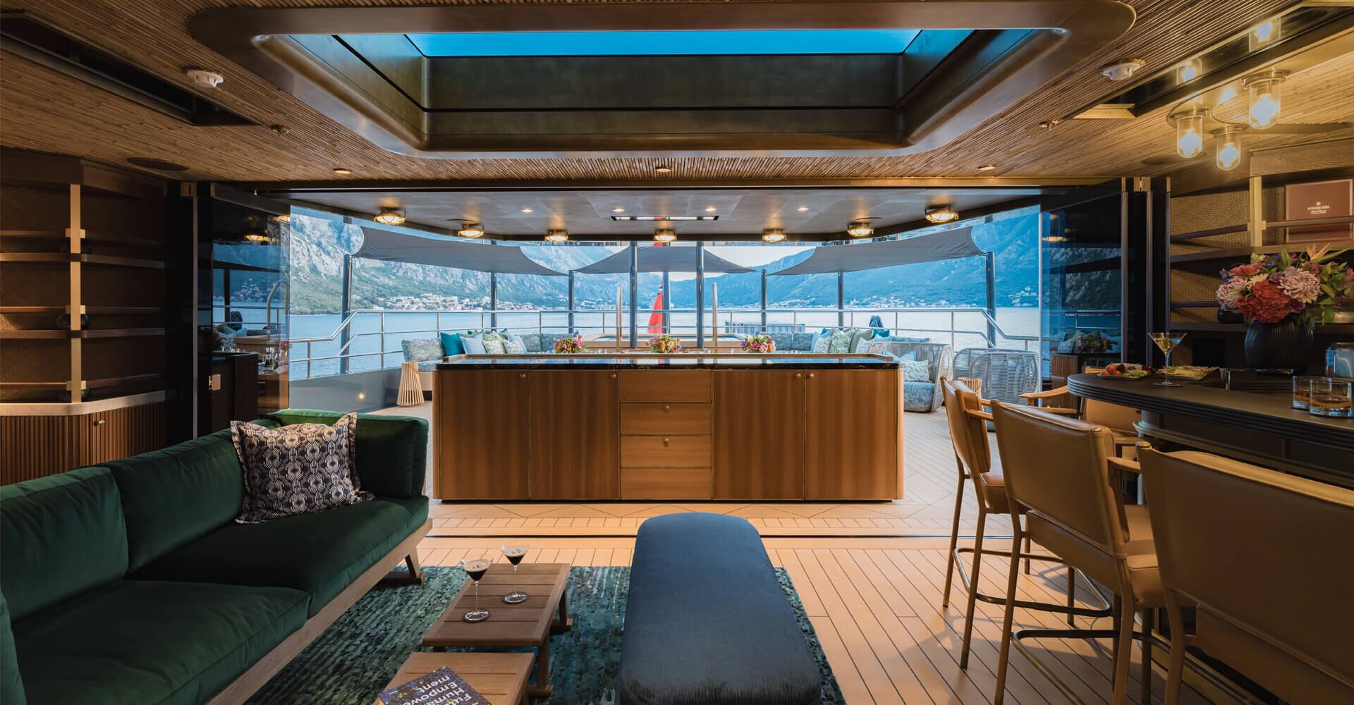 Vista desde el interior del Pink Shadow hacia la popa, coronada por uno de los dos jacuzzi (foto: designunlimited.net)