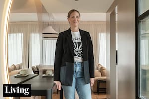 Jugó con las escalas para ponerle onda a un departamento de 80m2 con poca gracia