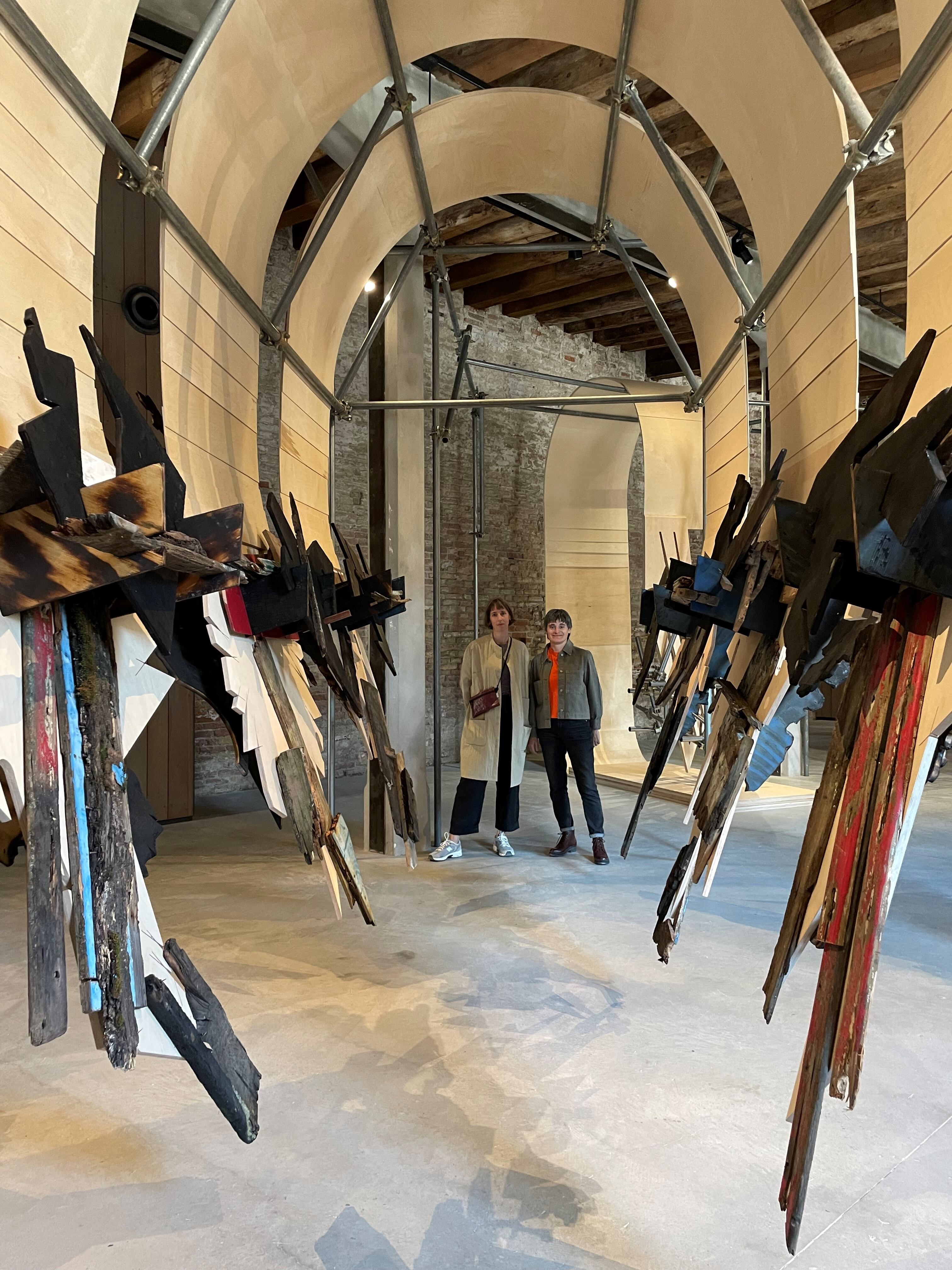 Sofía Dourron y Luciana Lamothe junto a una de las estructuras de madera que conformaron la instalación del envío a la Bienal de Venecia