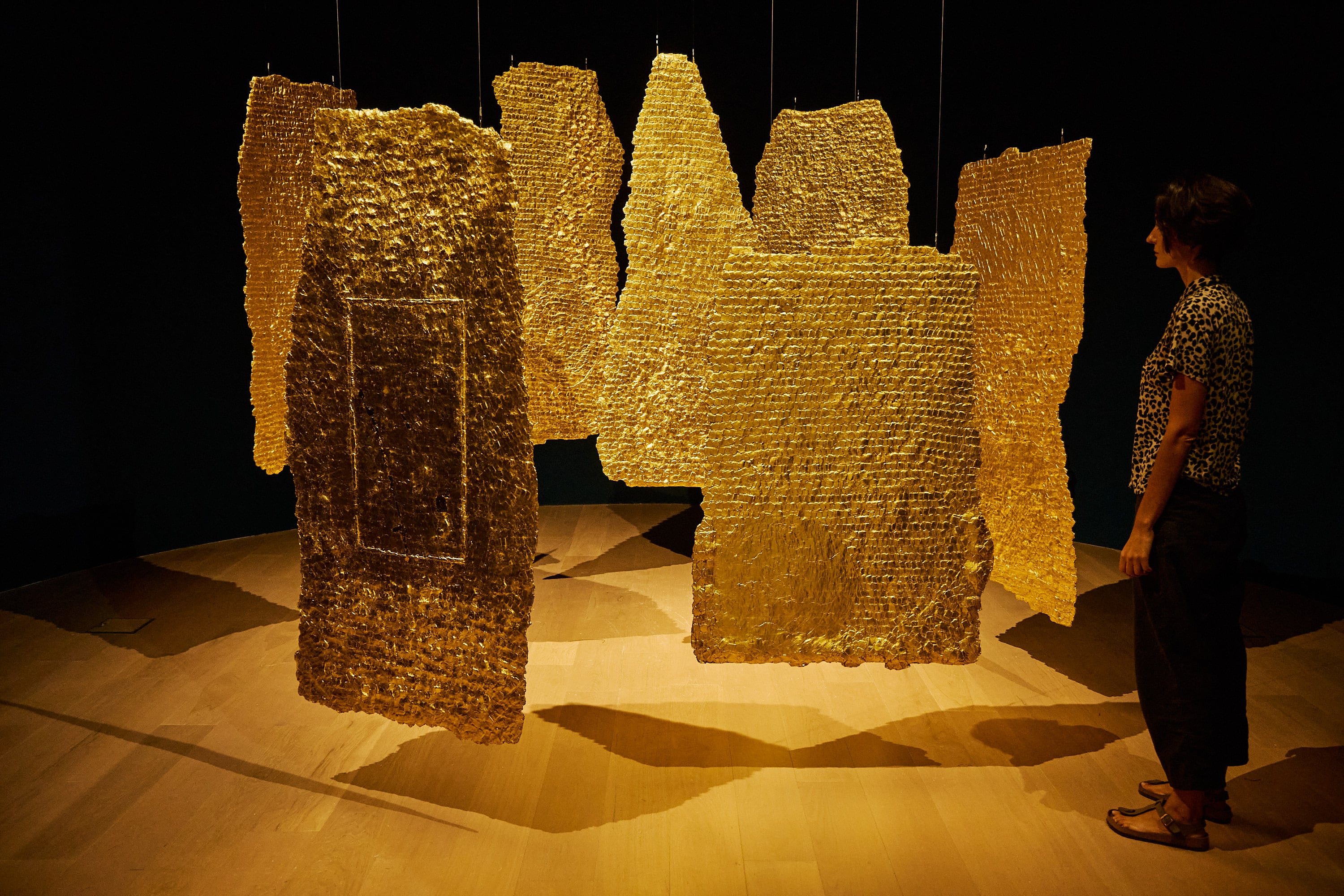 Construir con telas, hablar con color: Olga de Amaral transforma el Malba en un laberinto universal