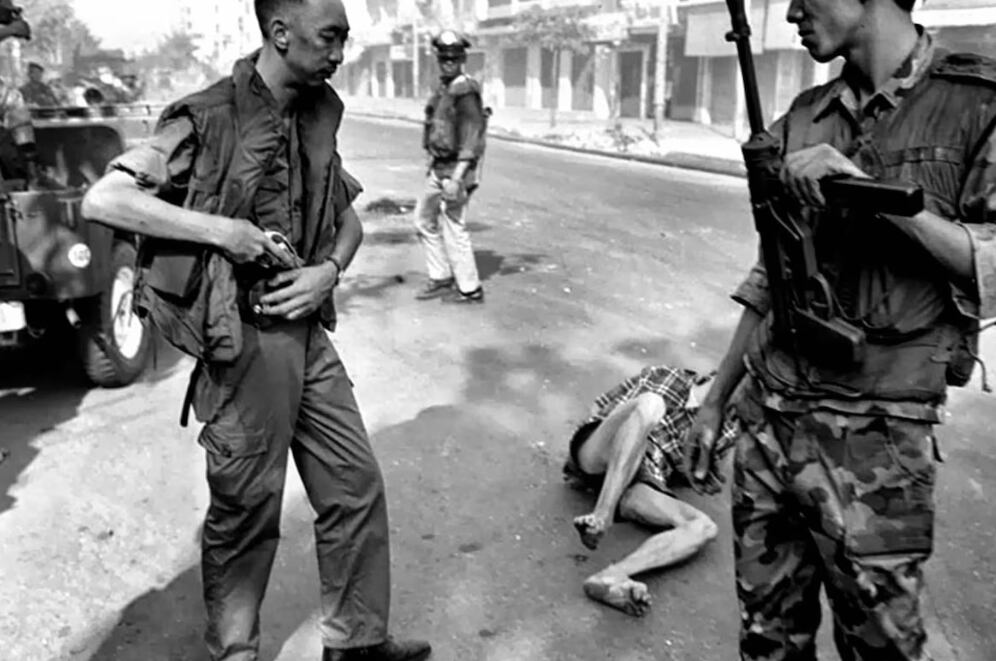 El General Loan ejecutó a Lem en plena calle, disparándole en la cabeza con su revólver Smith & Wesson.38 Special (Eddie Adams AP)