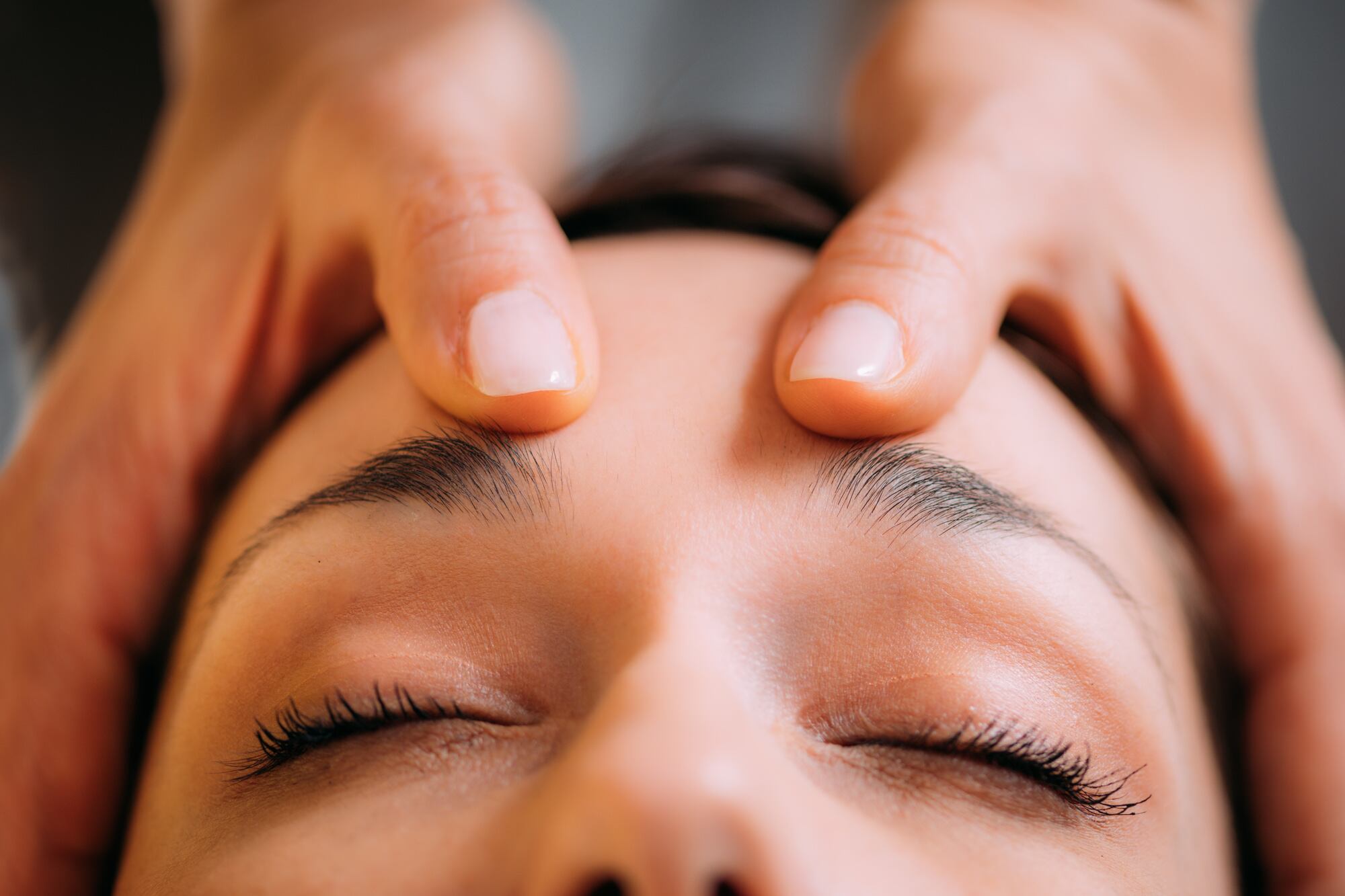 Trabaja desde una visión holística, integrando cuerpo, mente y sistema nervioso en un espacio de calma