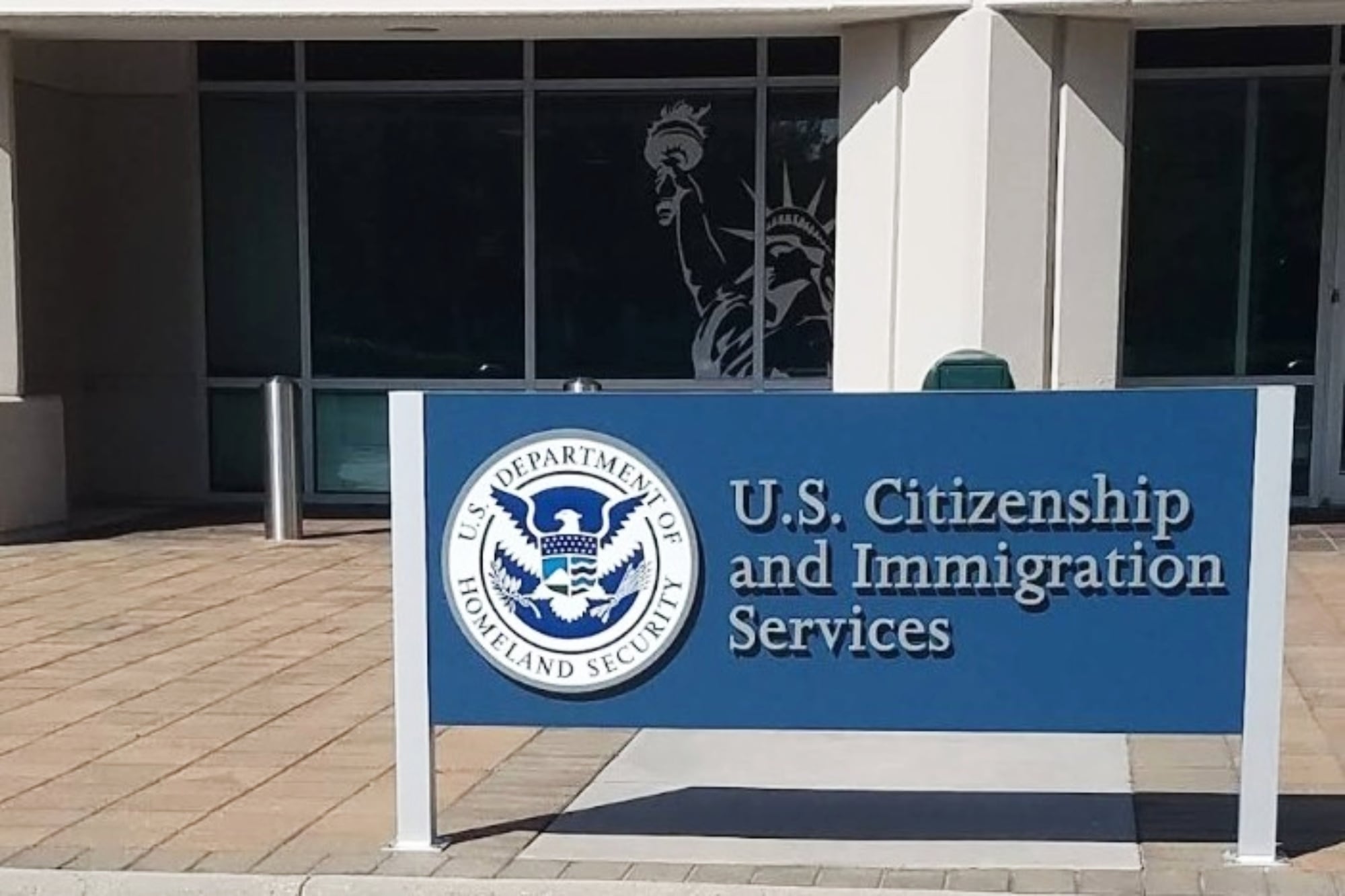 La oferta de trabajo del Uscis que incluye un bono de US$50.000 y no exige título universitario