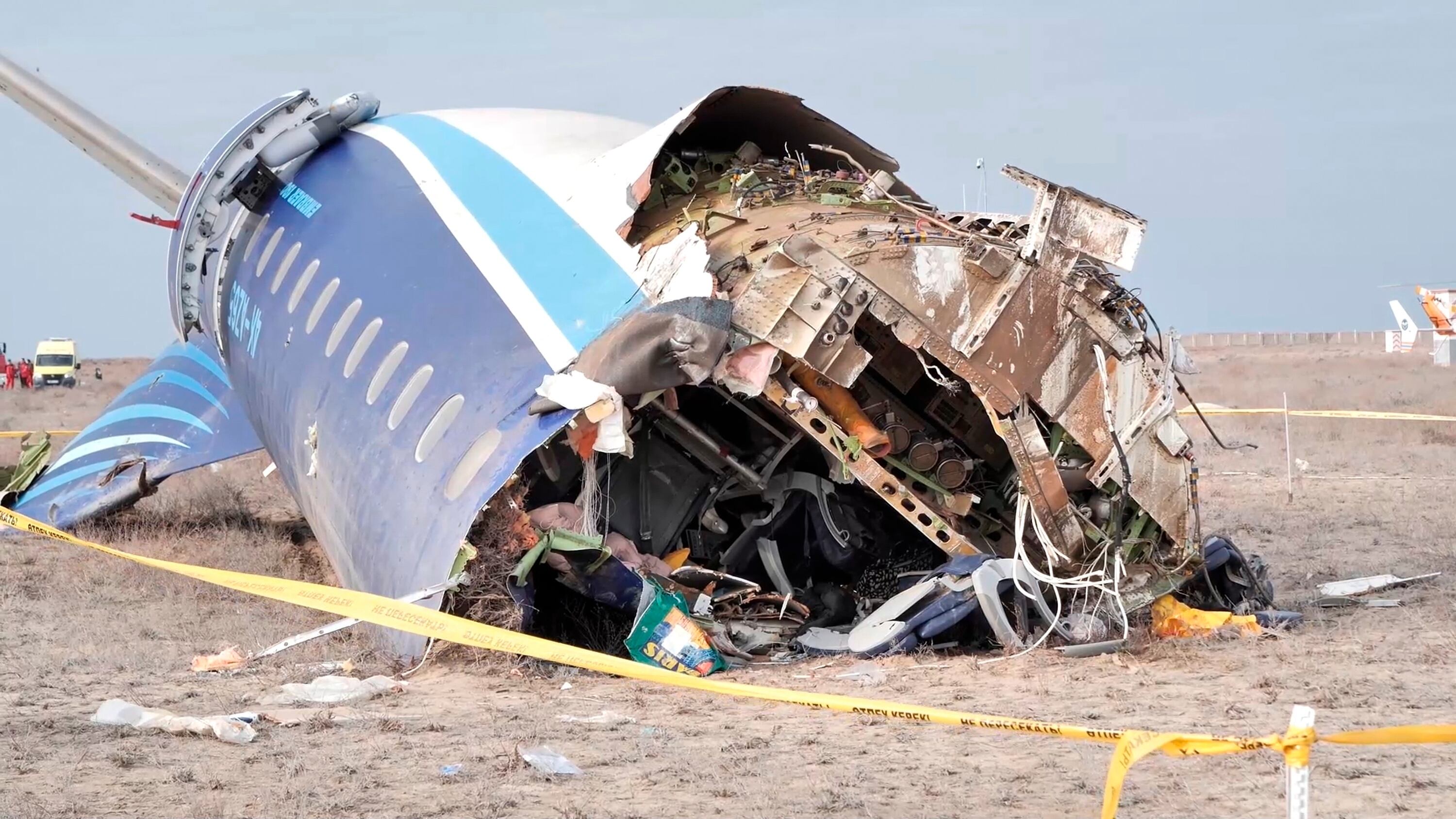 En esta imagen tomada de un video publicado por el gobierno de la región de Mangystau, los restos del avión Embraer 190 de Azerbaijan Airlines en el suelo cerca del aeropuerto de Aktau, Kazajistán, el miércoles 25 de diciembre de 2024. (Gobierno de la región de Mangystau vía AP)