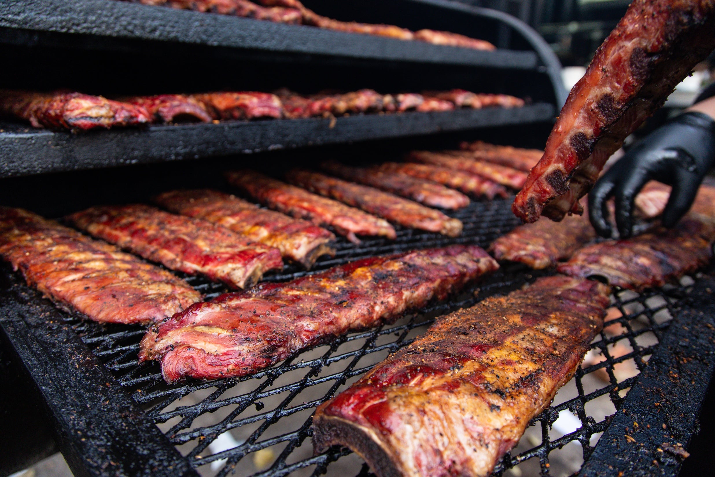 El acceso al campeonato contempla una experiencia de degustación y participación; la entrada tiene un valor de $32.000 por persona e incluye seis porciones de ribs, papas fritas, una bebida, un voto para elegir al ahumador favorito y un sampling especial