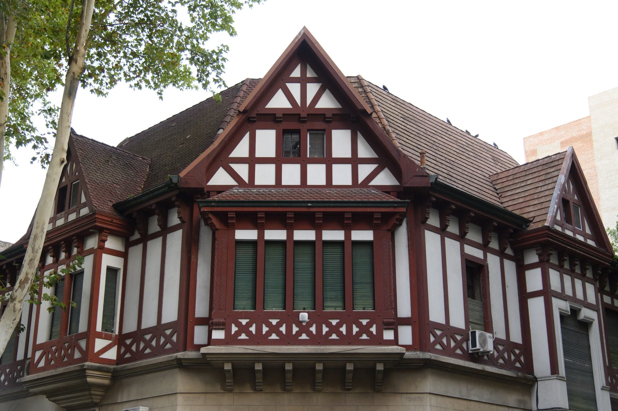 La casona, de 1930, construida para la familia Werner, conserva intactos sus rasgos germánicos y las mansardas de tejas rojas que caracterizan al edificio