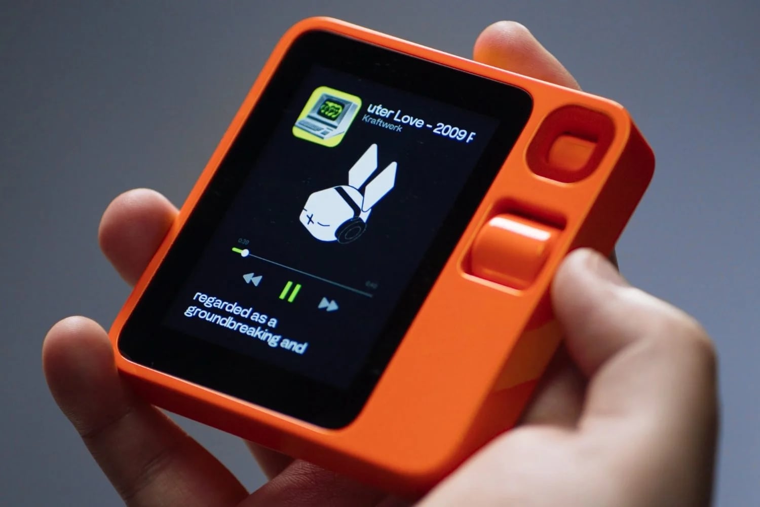 Rabbit R1 era un asistente que podía responder instrucciones en forma oral o interactuando en forma directa con una aplicación cualquiera; llegó en 2024 y no logró ventas significativas