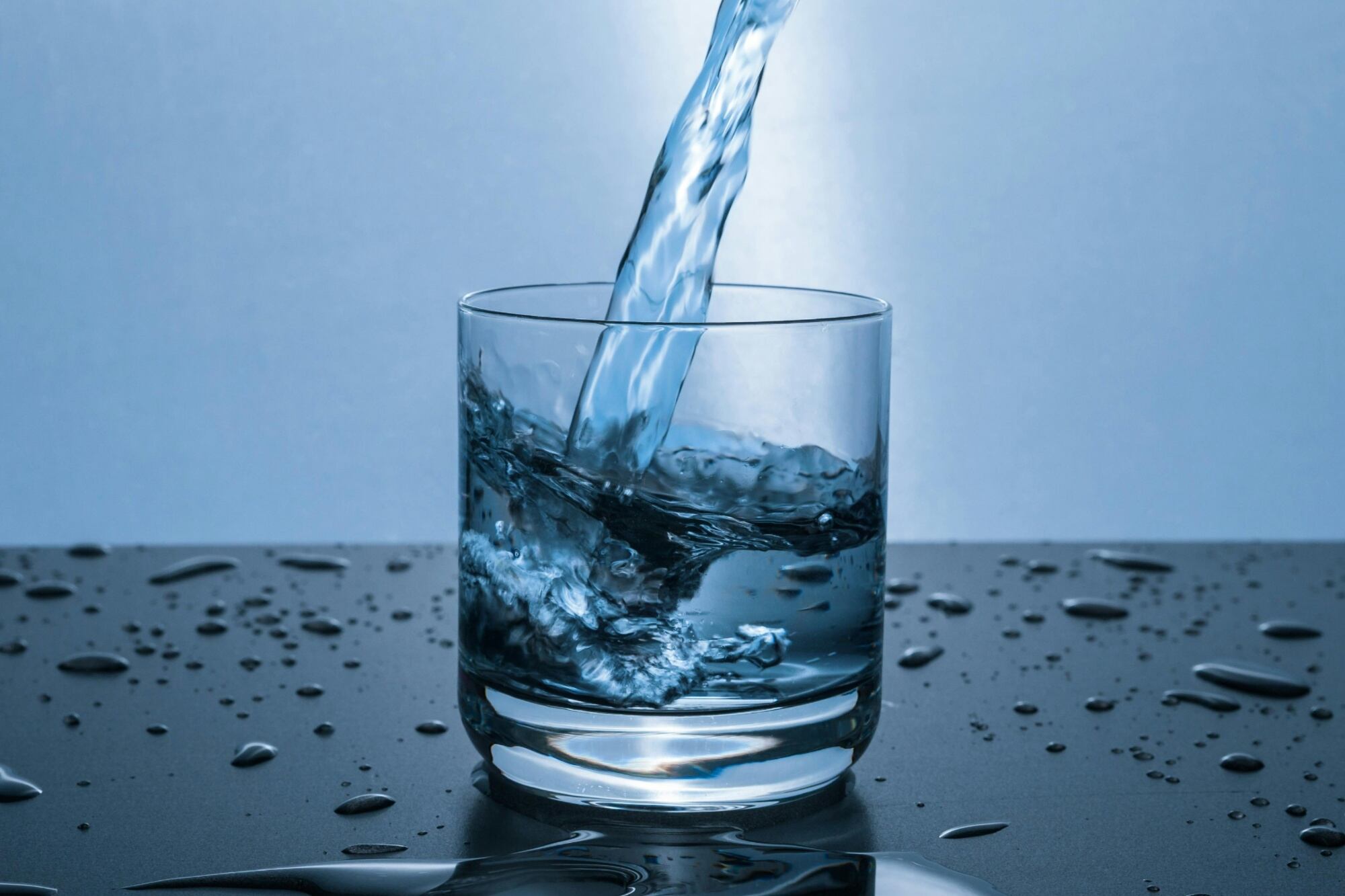 Beber agua en ayunas podría contribuir al fortalecimiento de la memoria a corto plazo