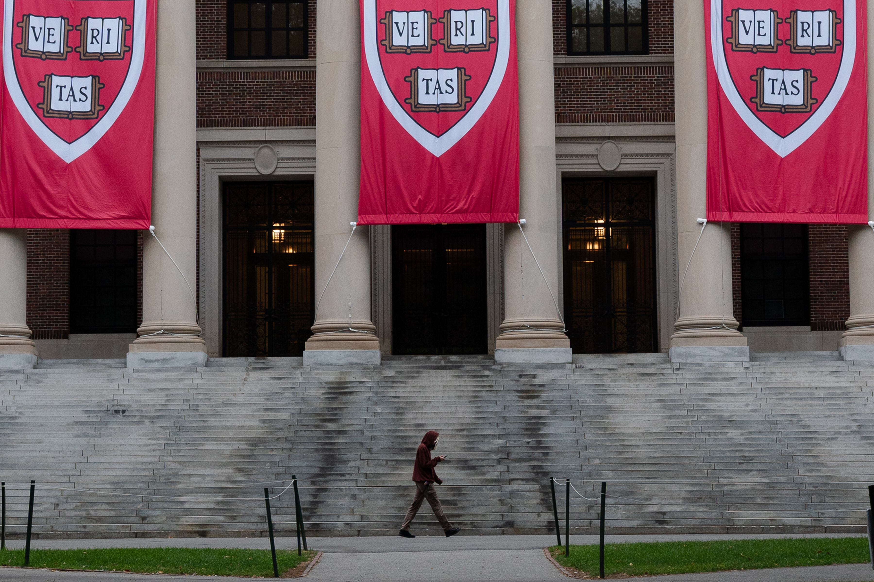 El gobierno de Trump anunció el lunes 31 de marzo de 2025 que estaba revisando aproximadamente 9 mil millones de dólares en subvenciones y contratos federales otorgados a Harvard, acusando a la universidad de permitir que el antisemitismo se propague sin control en su campus.