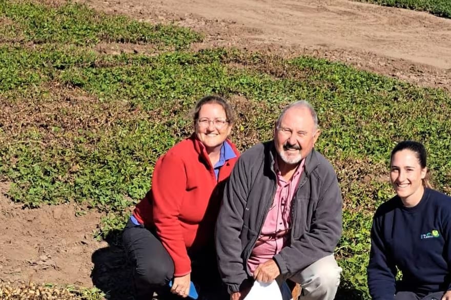 Sara y Juan Soave, con Melina Rosso, en el criadero “El Carmen”