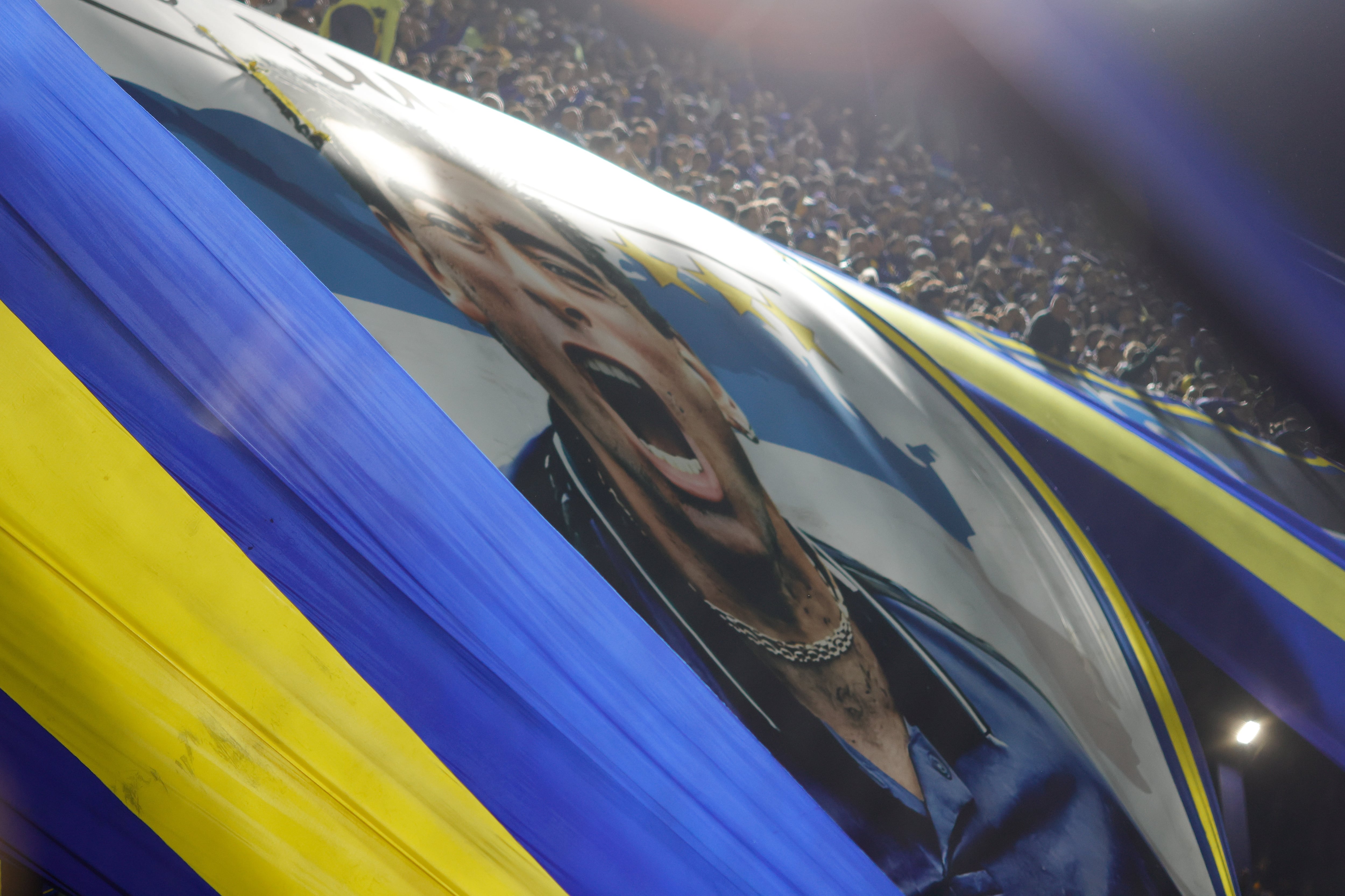 La bandera de Diego Armando Maradona en la Bombonera