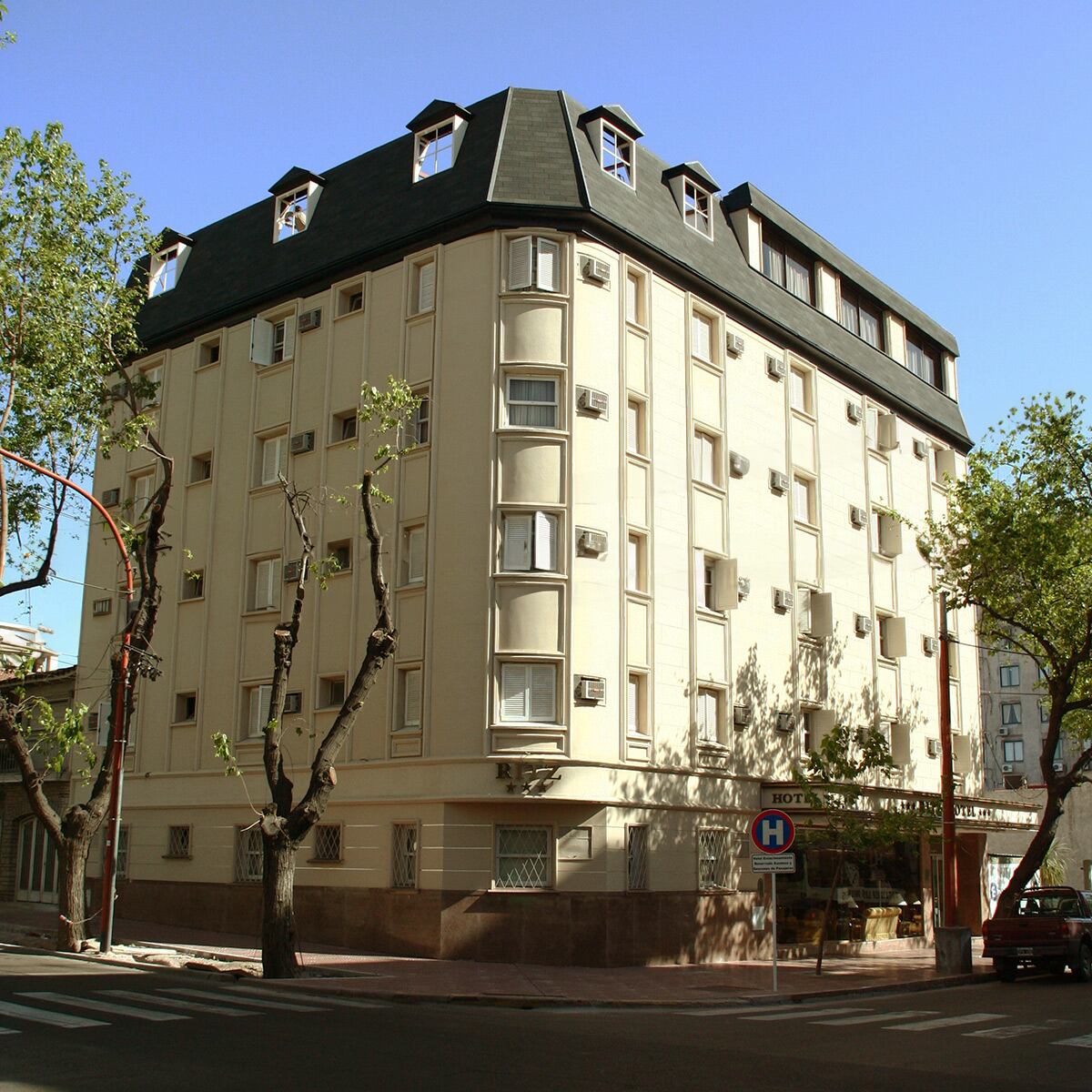 El Ritz de Mendoza, uno de los tantos que apelan a esa marca en el mundo.