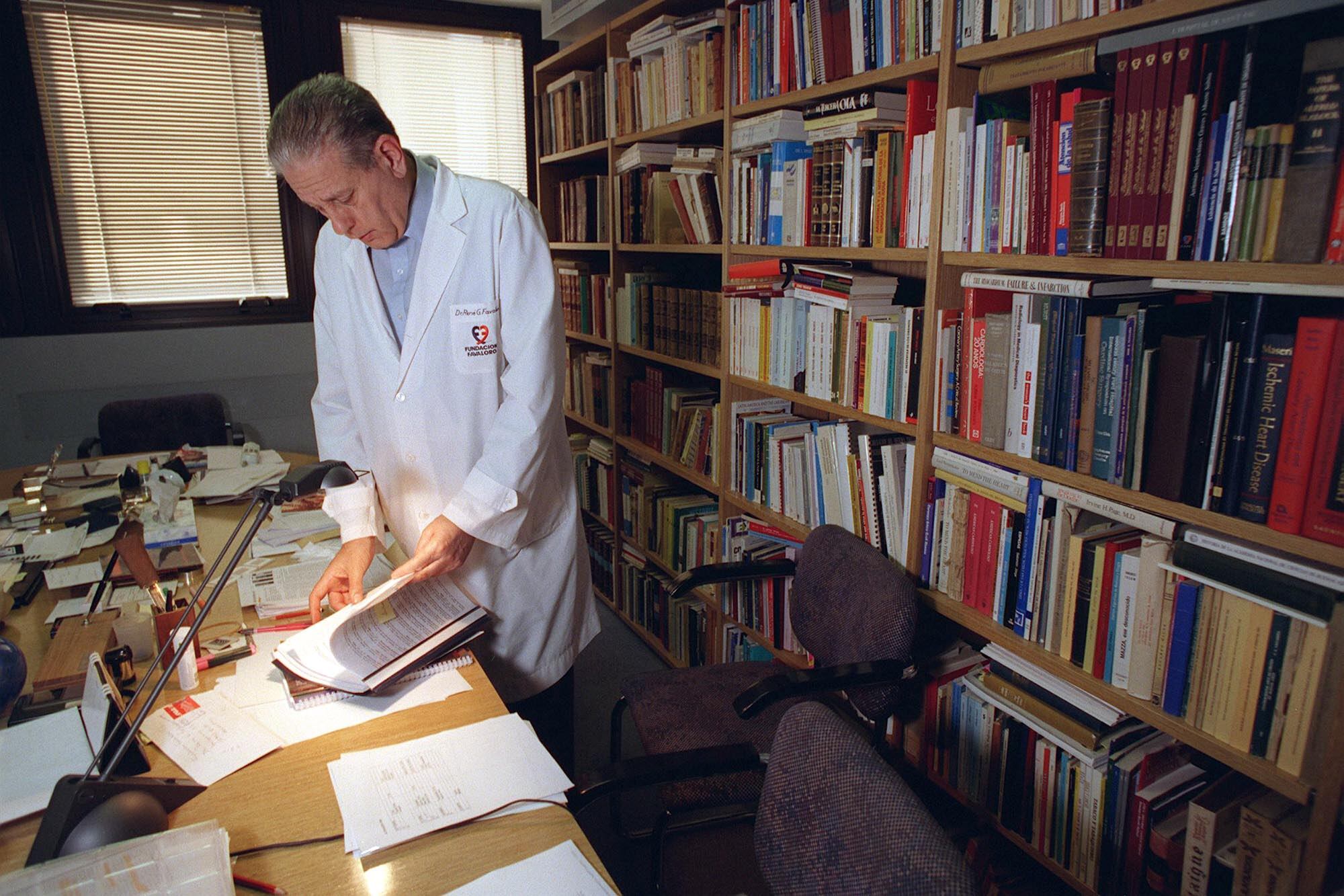 René Favaloro en su oficina de la Fundación, en 1999, un año antes de su muerte.