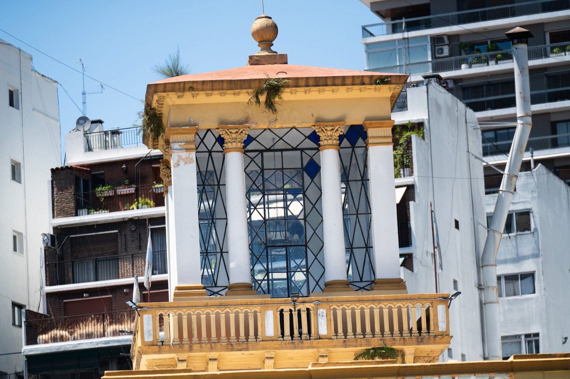 Entre cielo y tierra, el mirador custodia a las generaciones que pasan