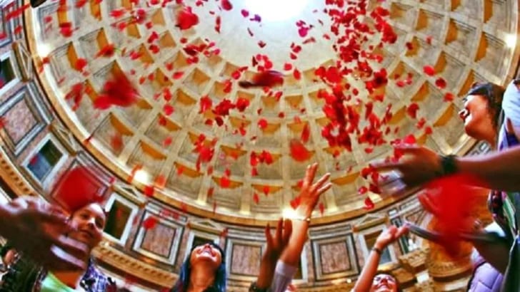 Video: la impactante lluvia de pétalos de rosa en el Panteón de Roma por Pentecostés