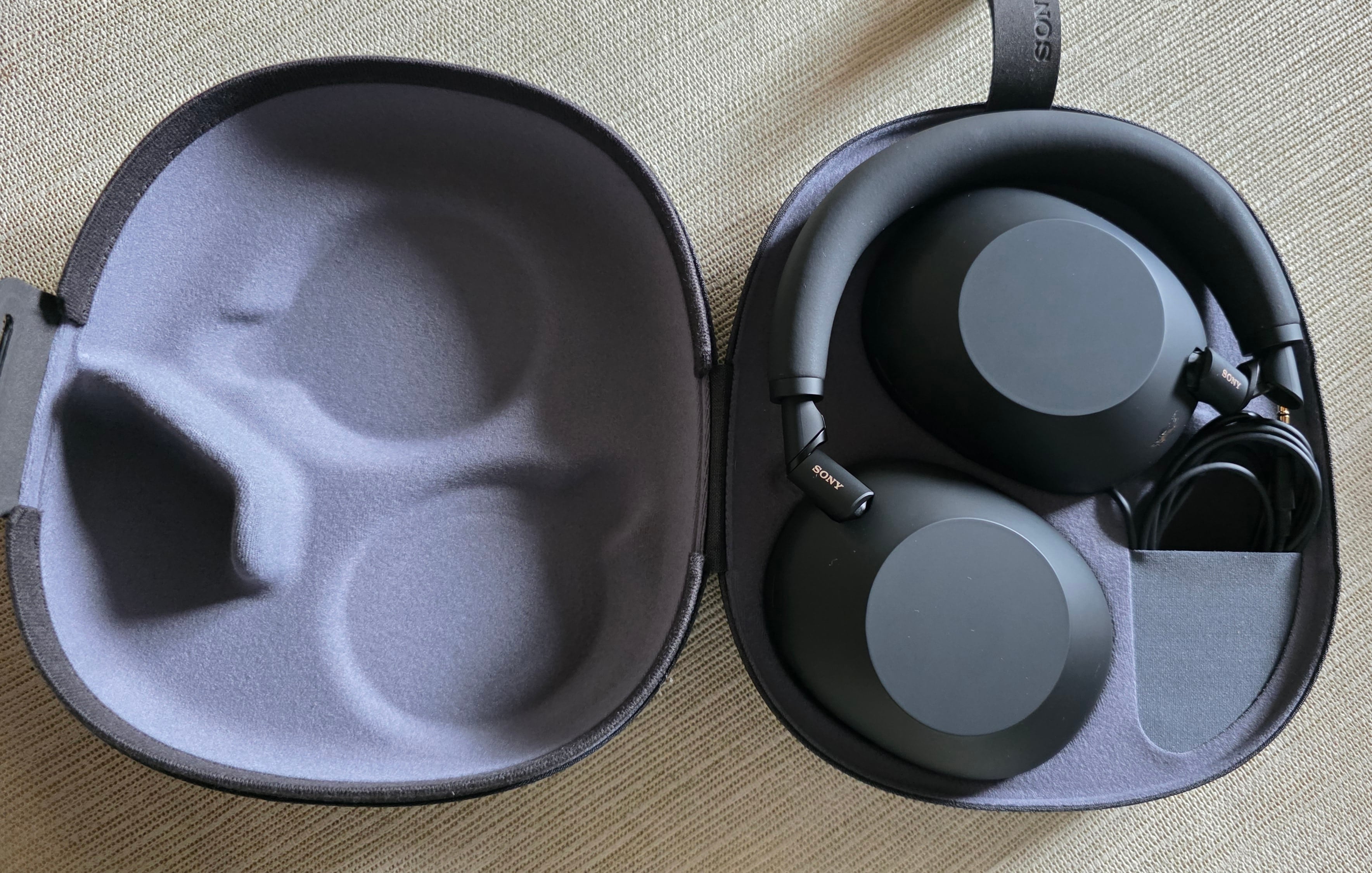 Los auriculares Sony WH-1000XM6 con su estuche