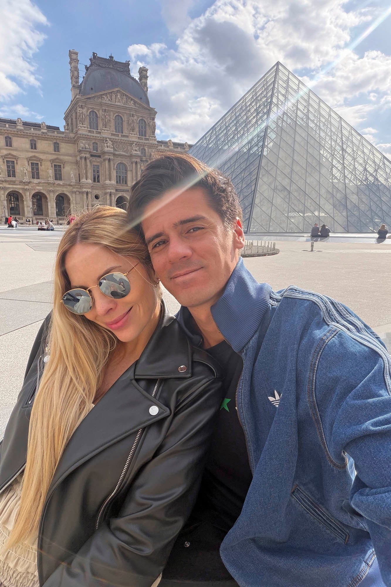 En su último viaje a París, con la icónica
Pirámide del Museo del Louvre como telón
de fondo. “Último viaje sin ser adultos
responsables”, escribió con humor el tenista en
sus redes