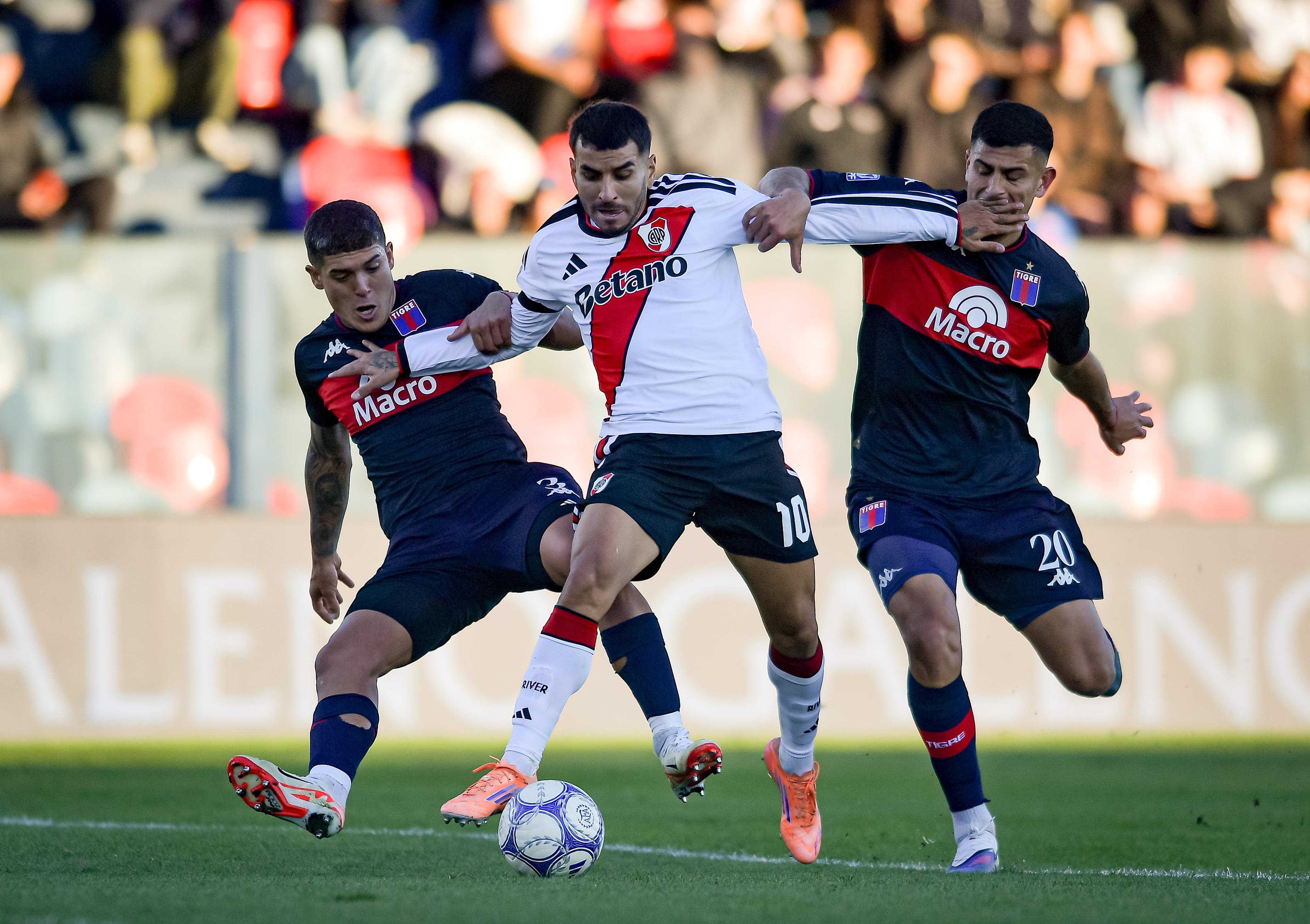 La jugada polémica: Angel Correa entra en el área de Tigre y es derribado por Nahuel Banegas (también acompaña Alan Barrionuevo), pero el árbitro no sancionó el penal