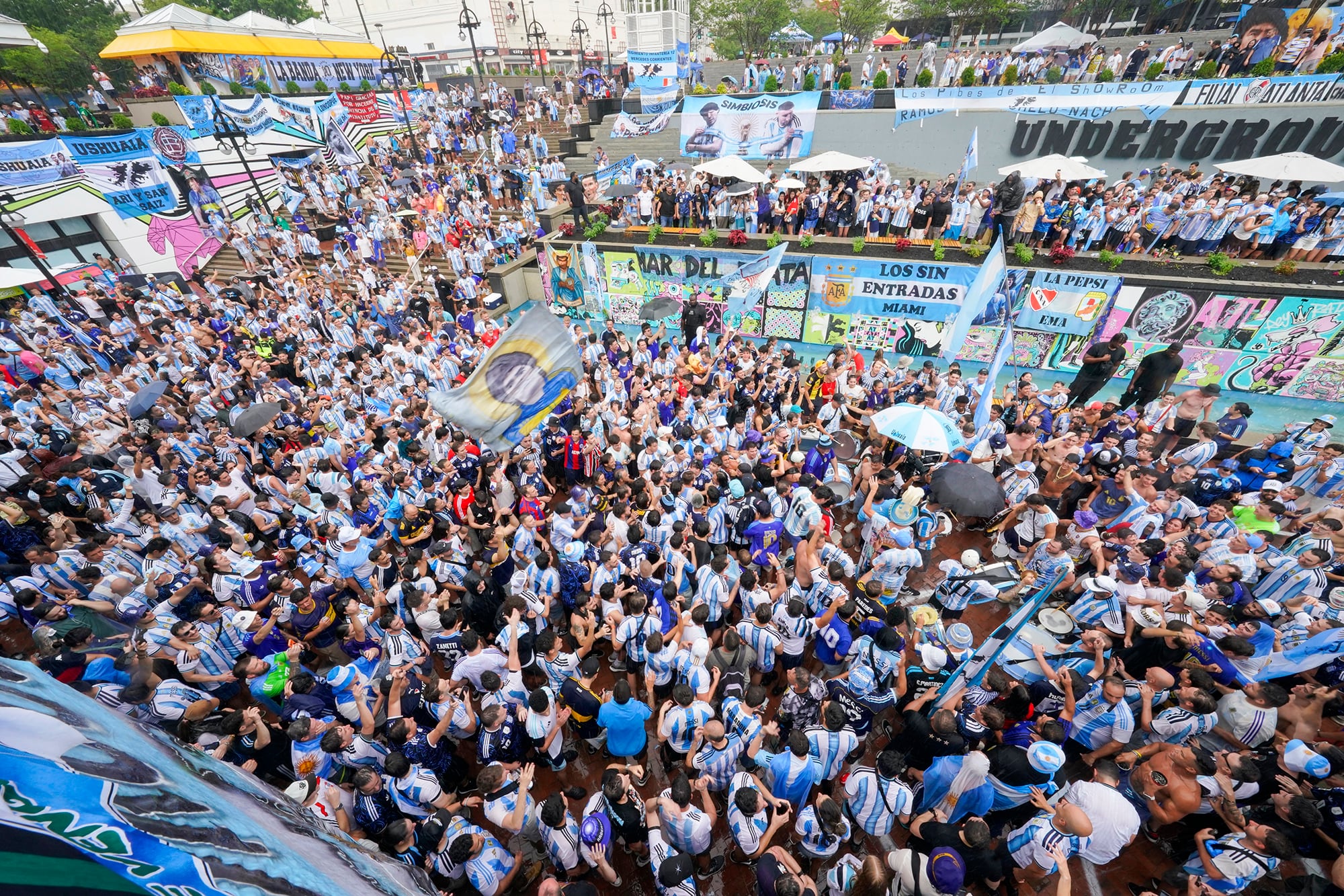 Apenas terminó la primera semifinal del Mundial, en la que España eliminó a Francia, cientos de argentinos caminaron bajo una fuerte lluvia rumbo al banderazo