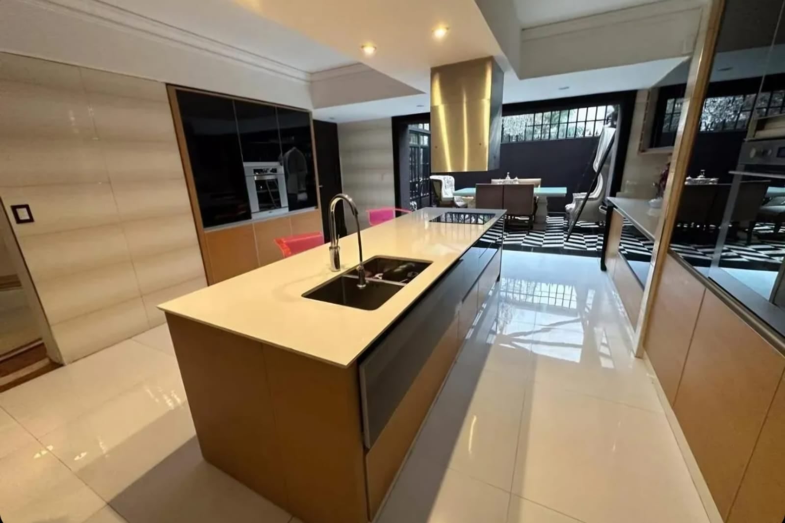 La casa tiene siete ambientes, cuatro suites, cinco baños, dependencia de servicio y dos cocheras