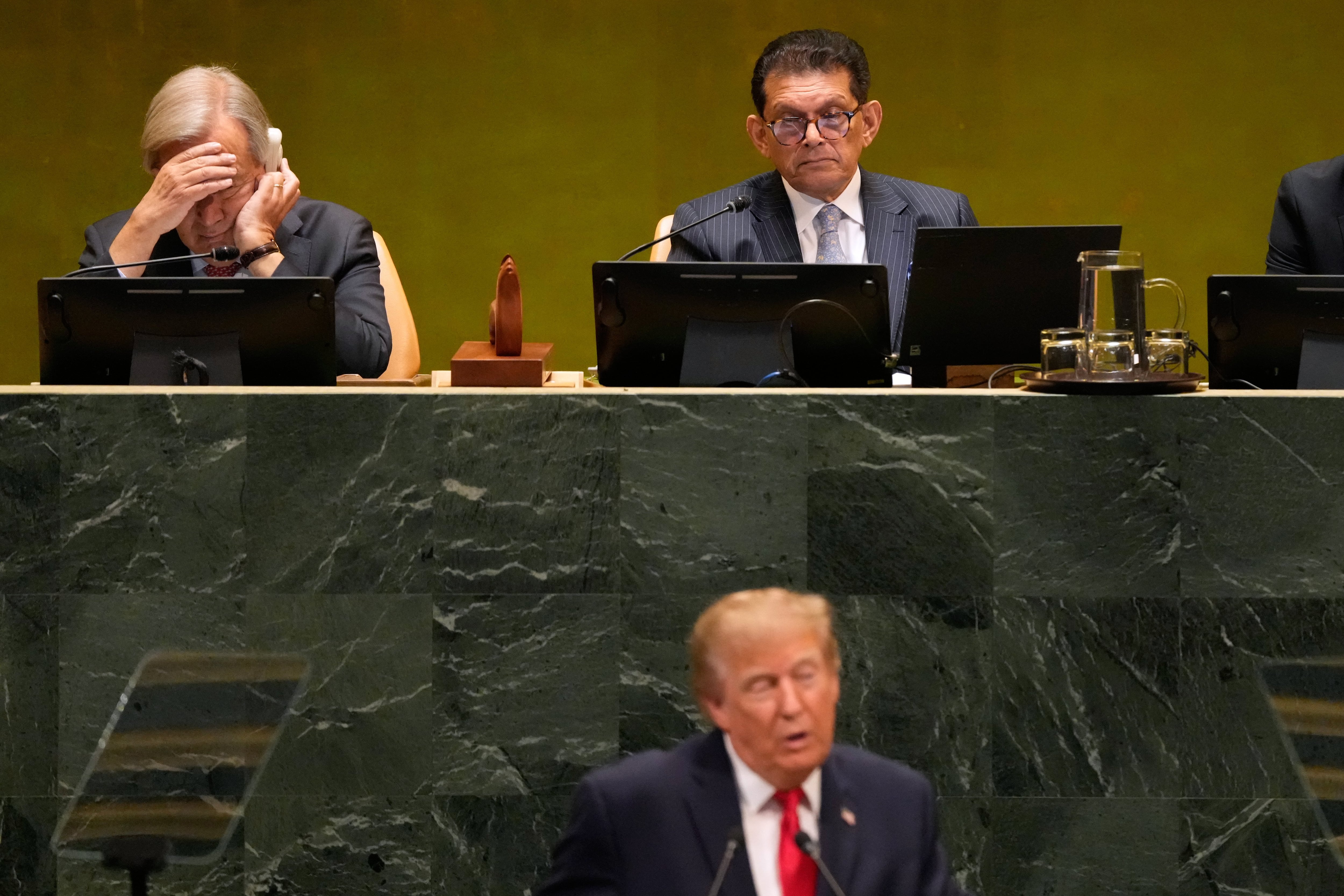El secretario general de las Naciones Unidas, António Guterres (izquierda) escucha el discurso de Donald Trump ante la Asamblea General