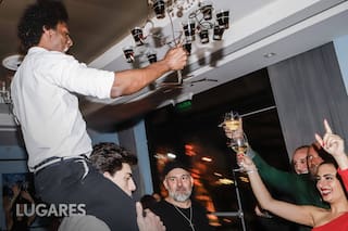 Cómo se pasa de una elegante comida a bailar arriba de las mesas en el restaurante más excéntrico del momento