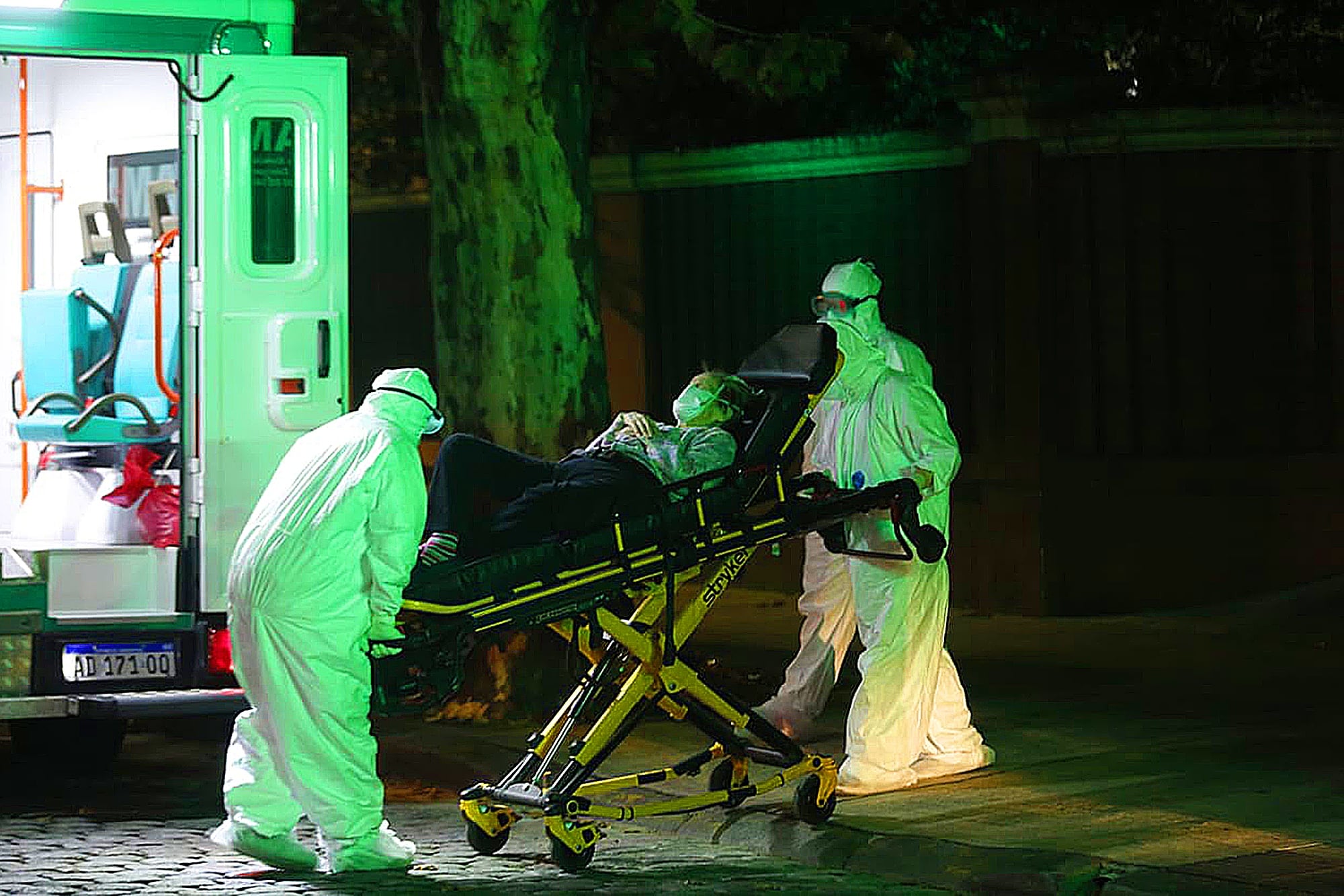 El momento en que evacuaban a los ancianos del geriátrico de Belgrano