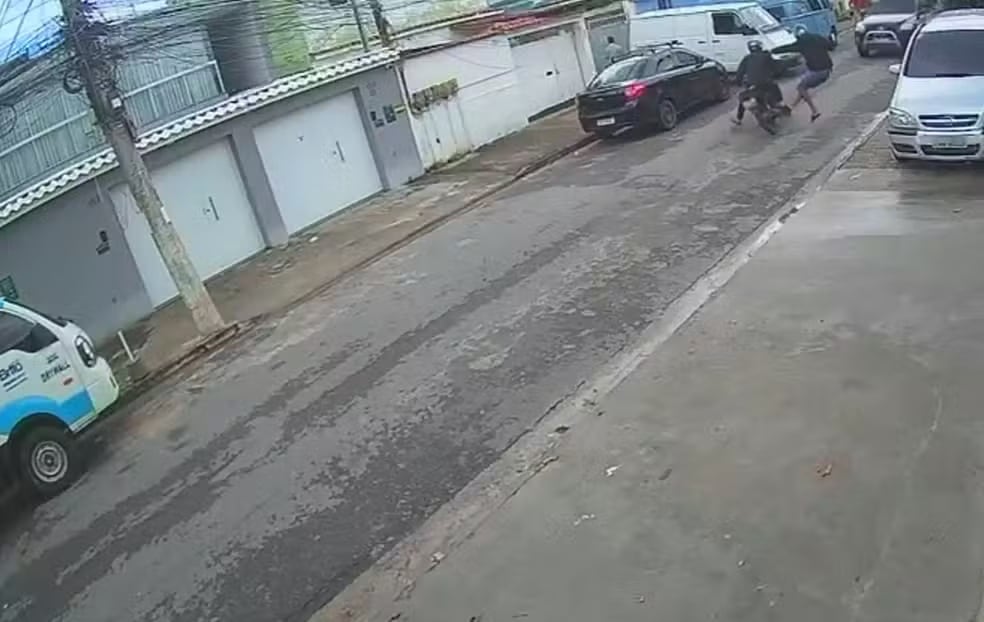 Uno de los delincuentes se bajó de la moto para interceptar al vehículo pero finalmente fue embestido