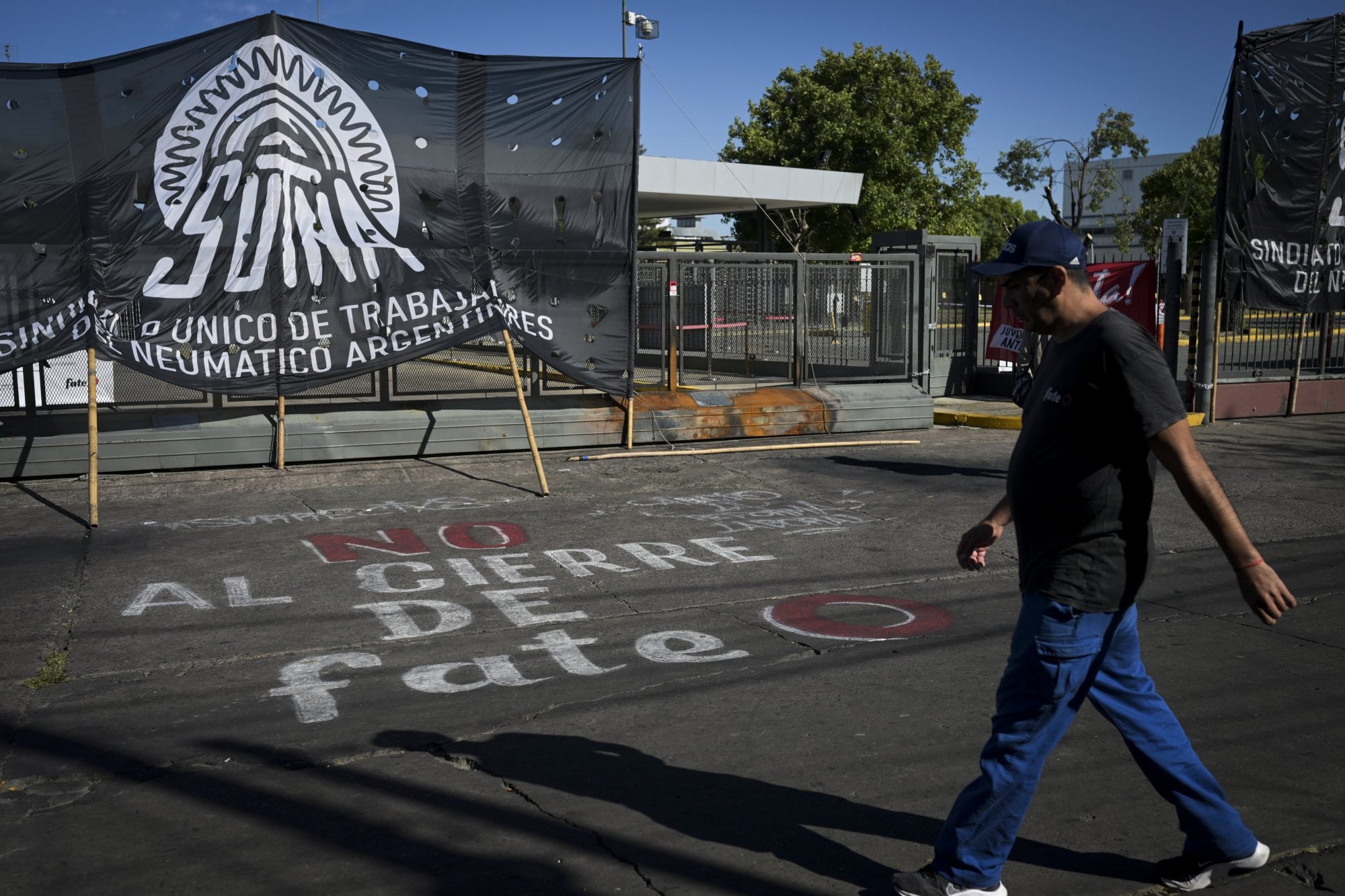 Trabajadores de la planta de Fate permanecen dentro del predio de la fabrica en resguardo de sus puestos de trabajo durante la conciliacion obligatoria dictada por el Ministerio de Trabajo.