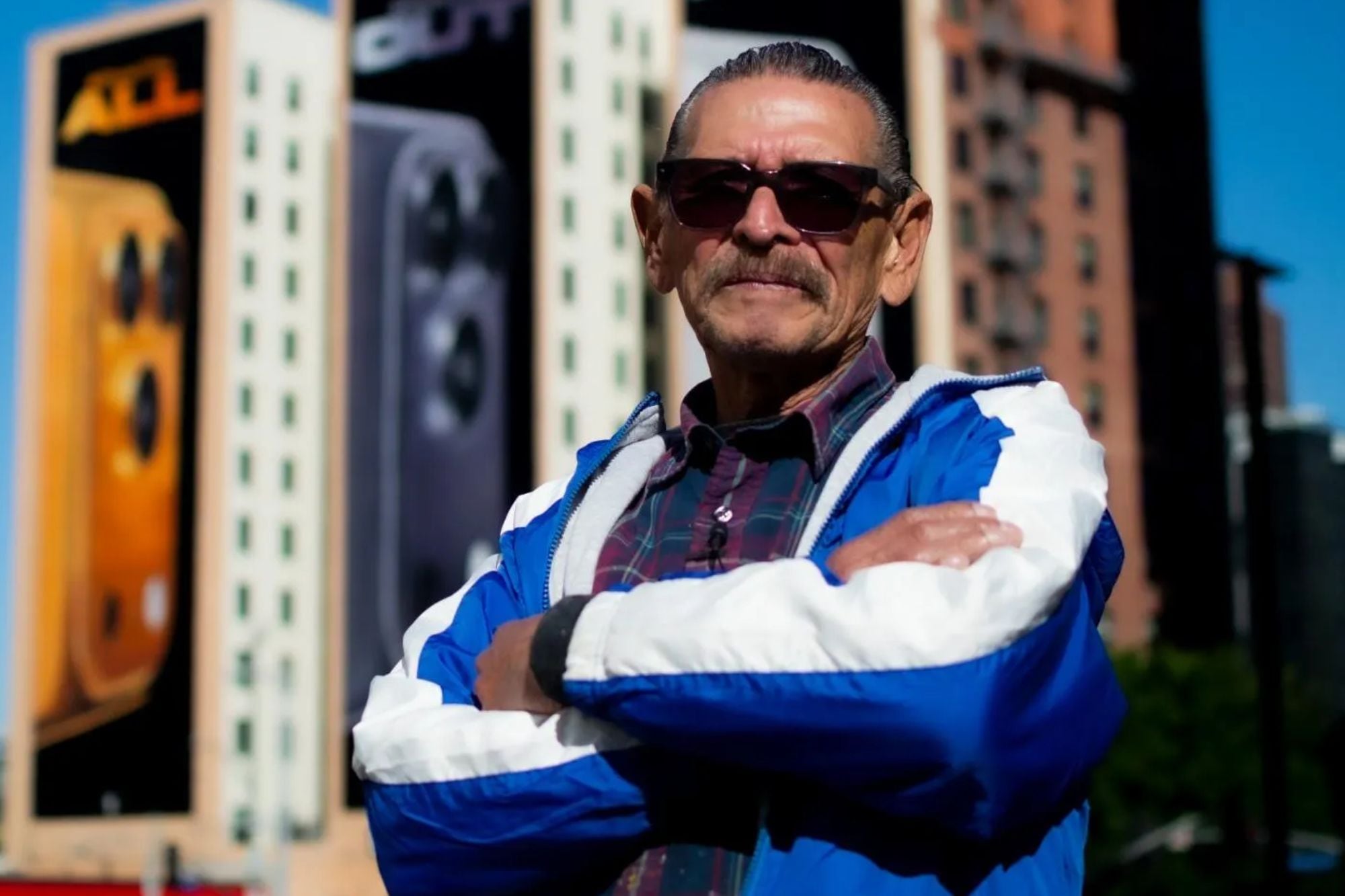 La historia del latino que ganó el premio de “Orgullo mexicano” en Los Ángeles: llenó la ciudad de murales