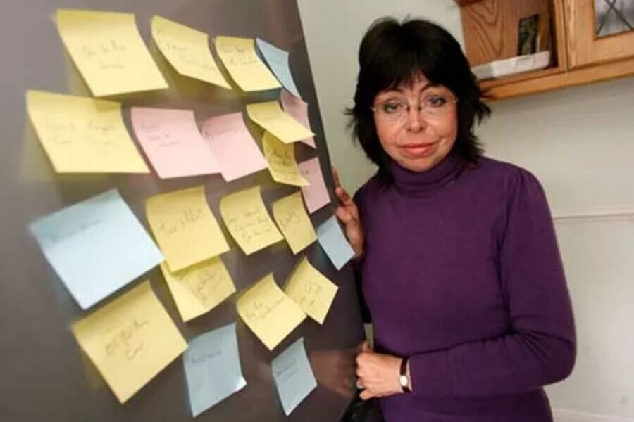 Cada día, Ian le muestra a Michelle fotografías y notas que le ayudan a reconstruir su día a día