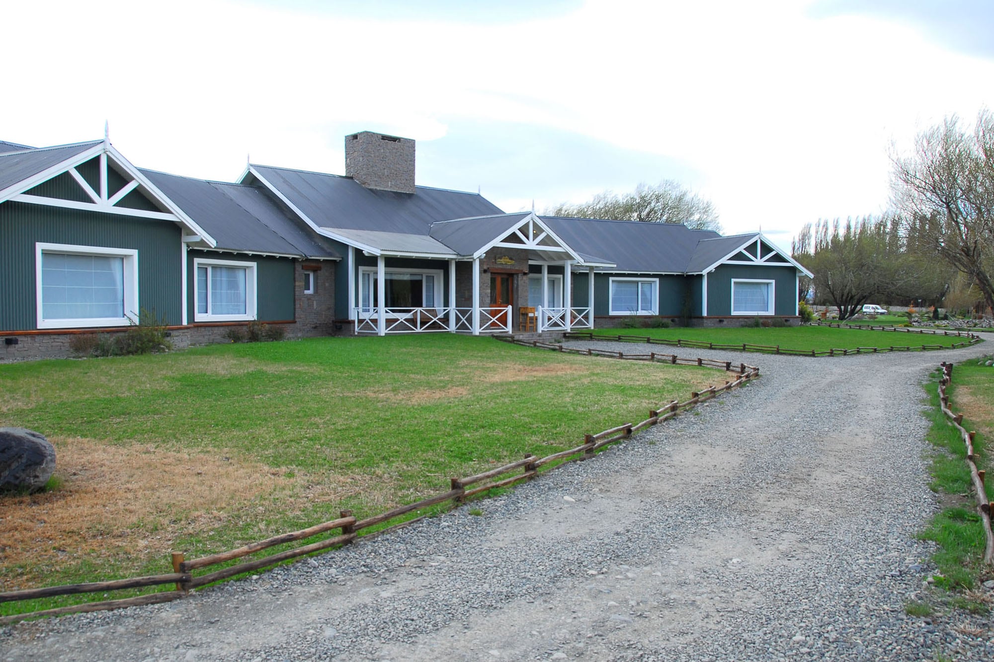 Entrada lateral del Hotel Los Sauces