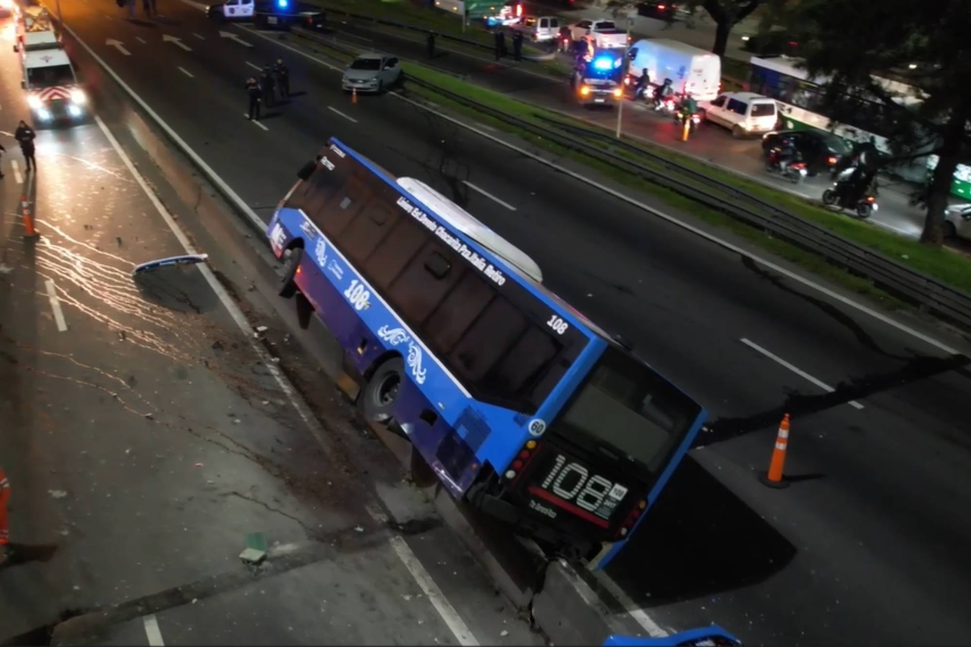 Chocaron un colectivo y un auto en la General Paz y hay corte total en ambas manos